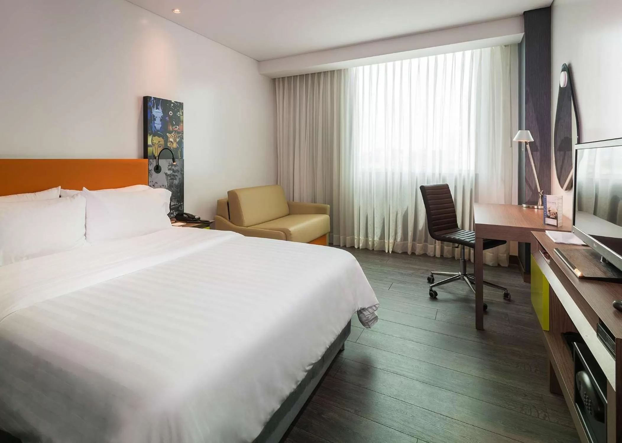 Queen Room with Roll-In Shower - Mobility Access/Non-Smoking in Hampton by Hilton Barranquilla