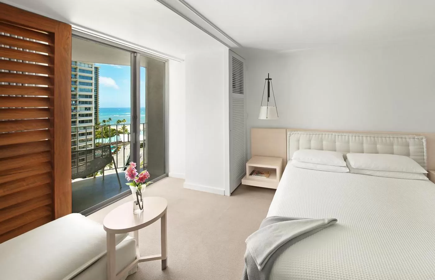 King Room with Partial Ocean View in Hilton Vacation Club The Modern Honolulu