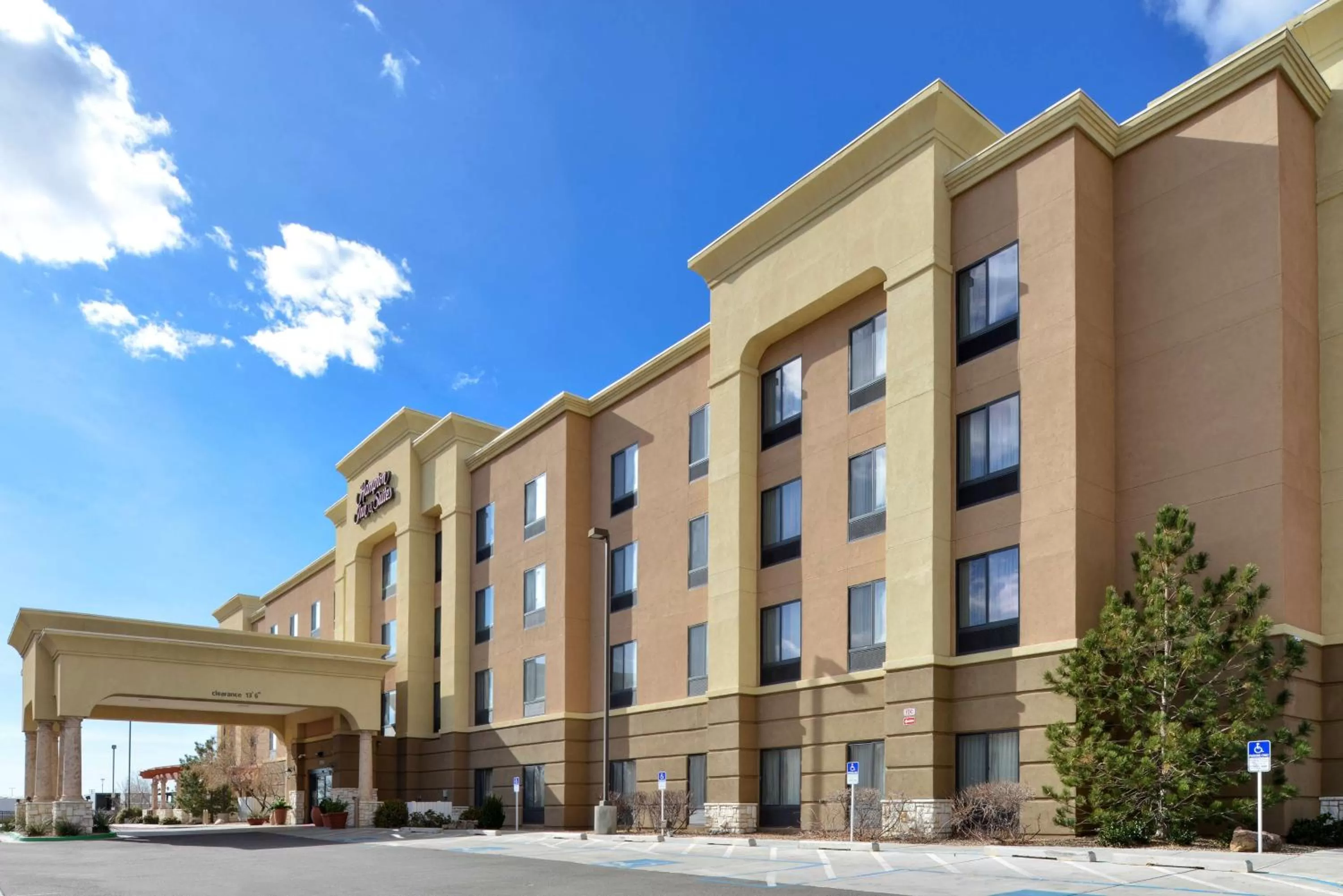 Hampton Inn & Suites - Coors Road