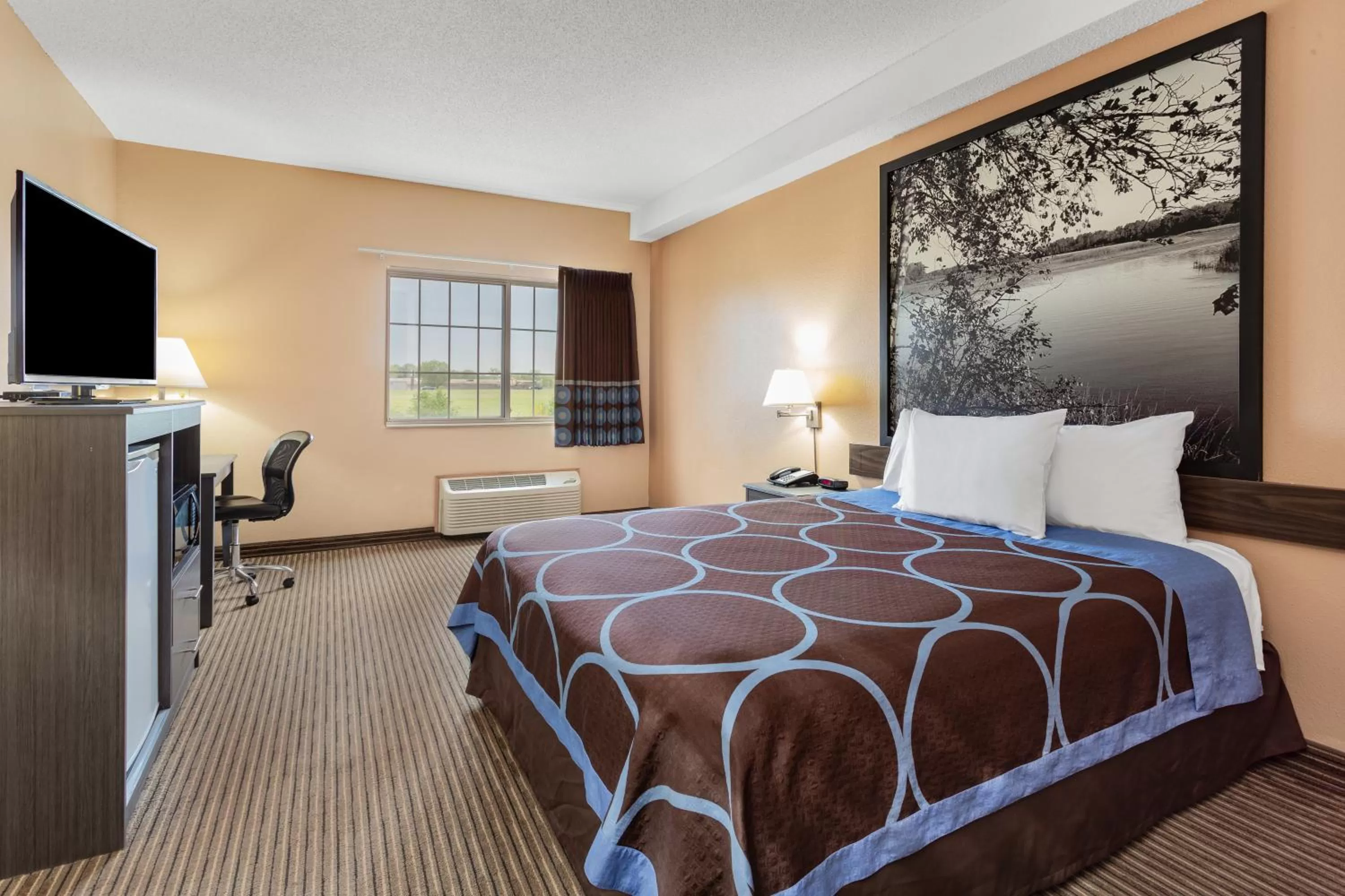Queen Room - Non-Smoking in Super 8 by Wyndham Fort Dodge IA