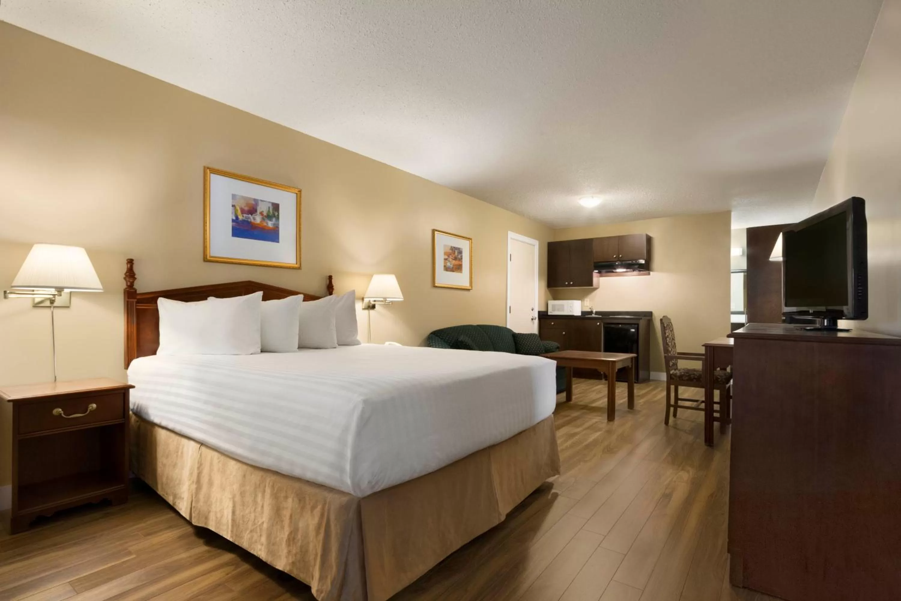 Queen Studio - Non-Smoking in Days Inn by Wyndham Vernon