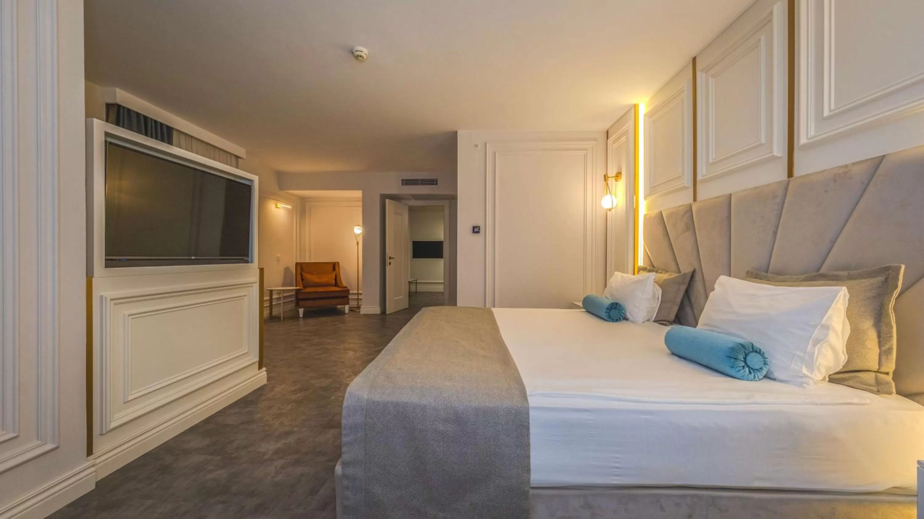 One-Bedroom King Suite with Hot Tub and Sofa Bed - Sea View/Non-Smoking in Best Western Plus Khan Hotel