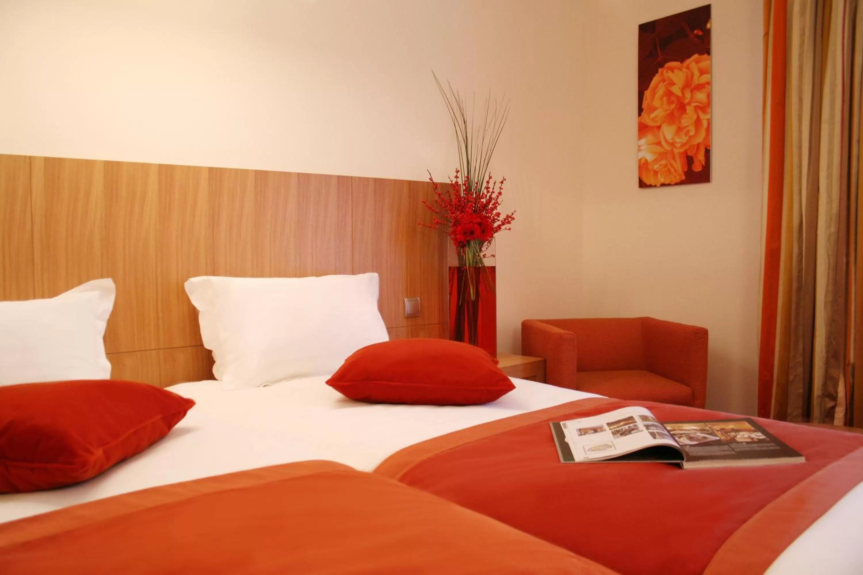 Deluxe Twin Room with Balcony in Westside Arc de Triomphe Hotel