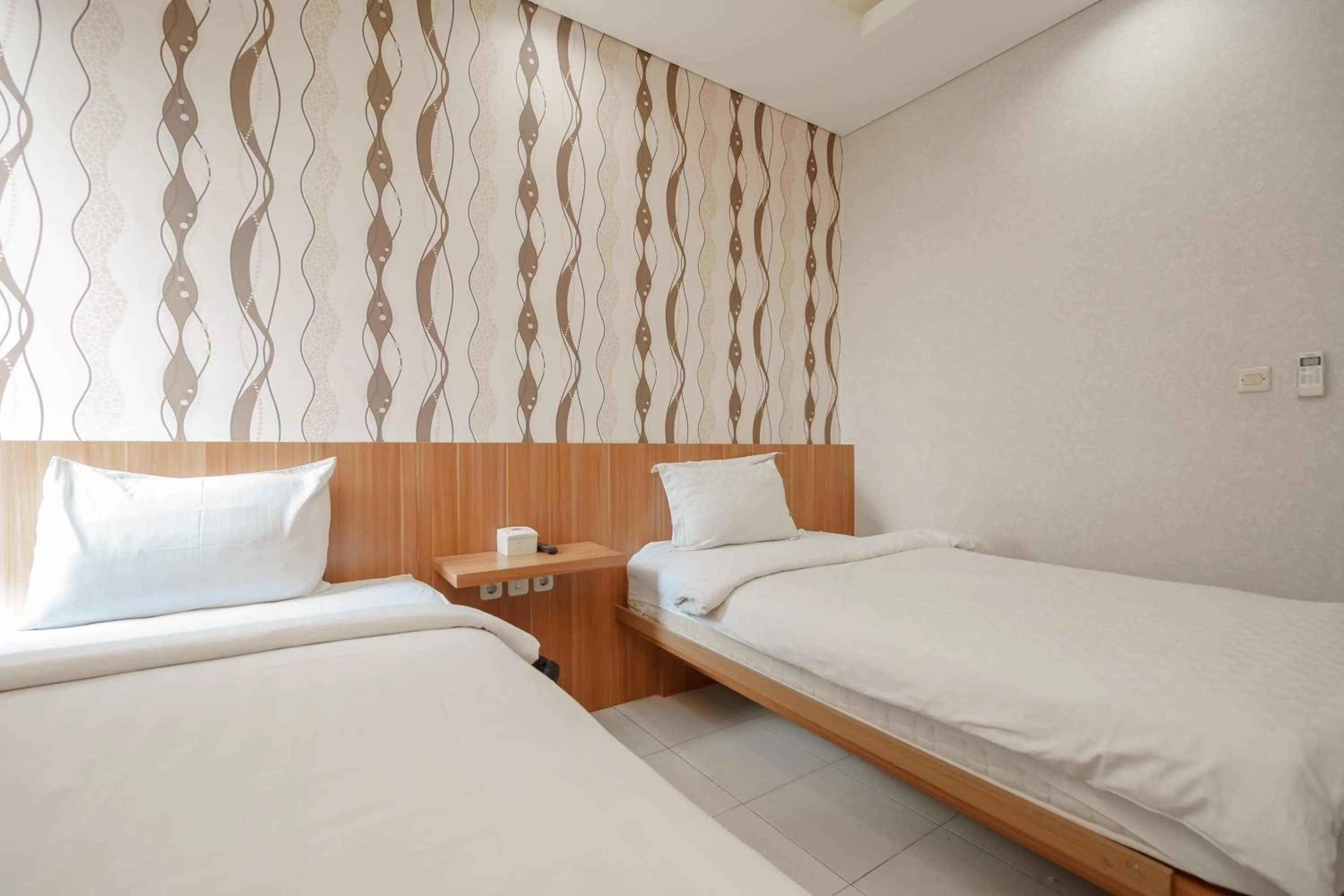 Standard Twin Room - single occupancy in Green Apple Residence near Sarinah Mitra RedDoorz