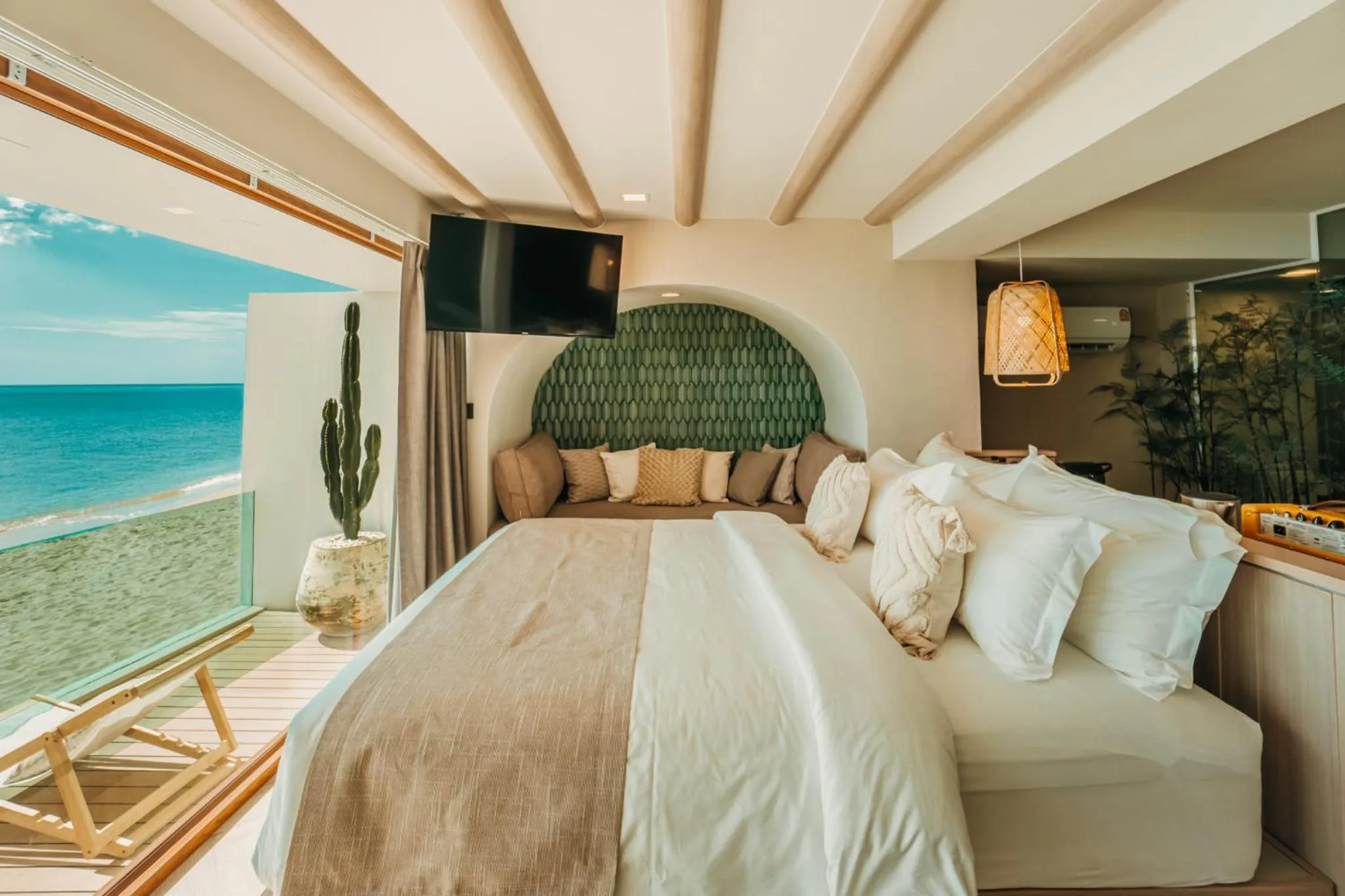 Beachfront Luxury Pool Suite in Maldives Beach Resort