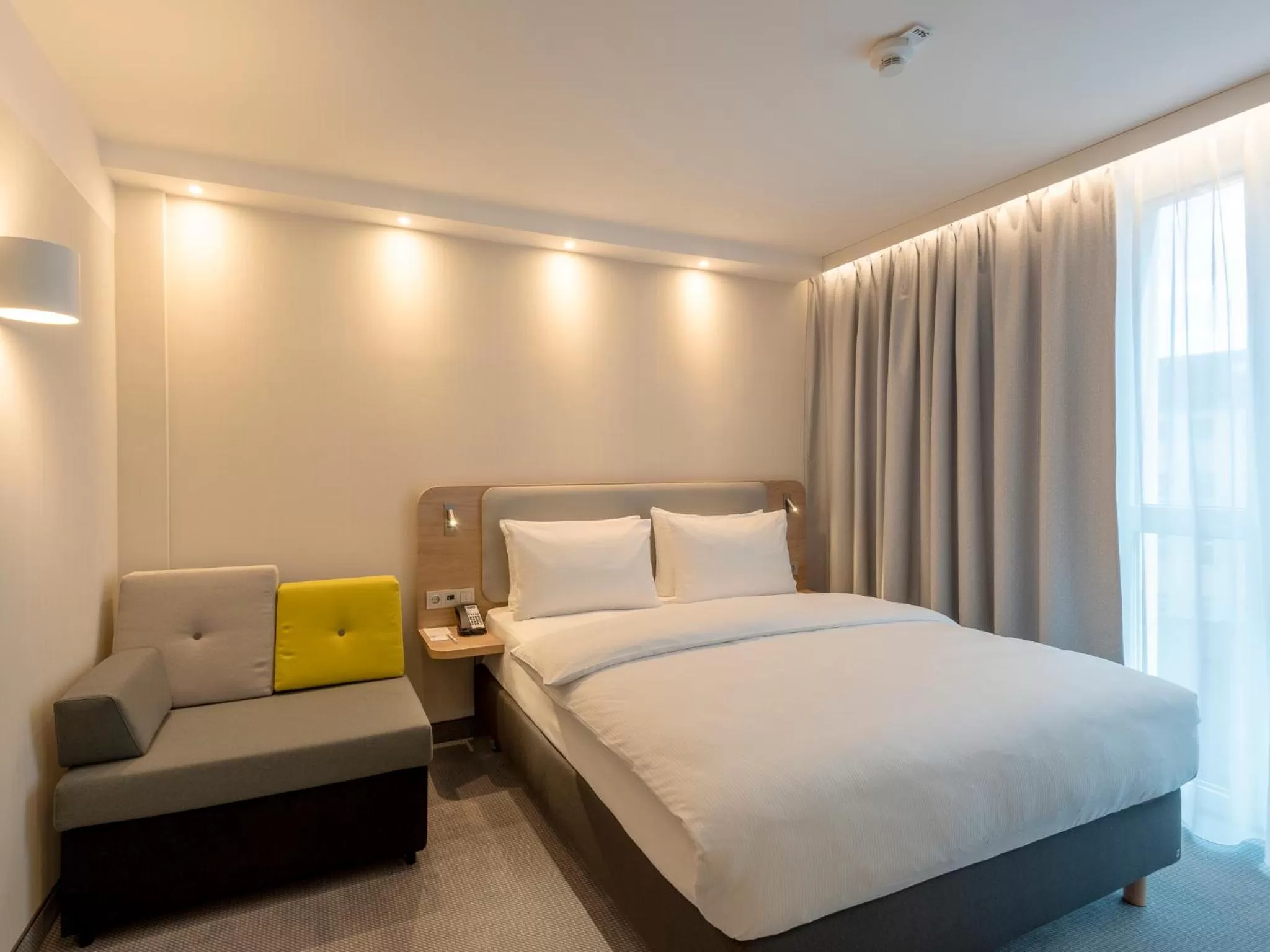 Standard Queen Room with Sofa Bed - Non-Smoking in Holiday Inn Express - Offenbach by IHG