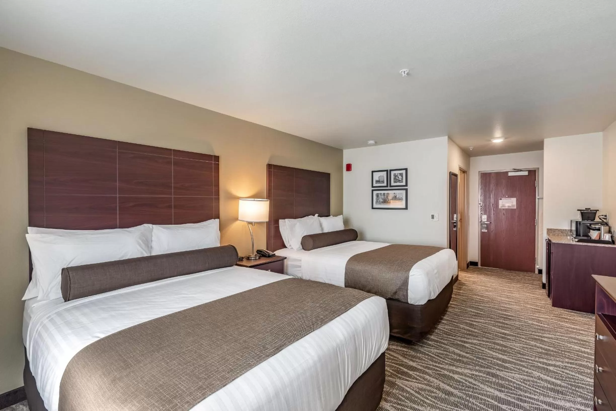Queen Room in Cobblestone Hotel & Suites Hartford