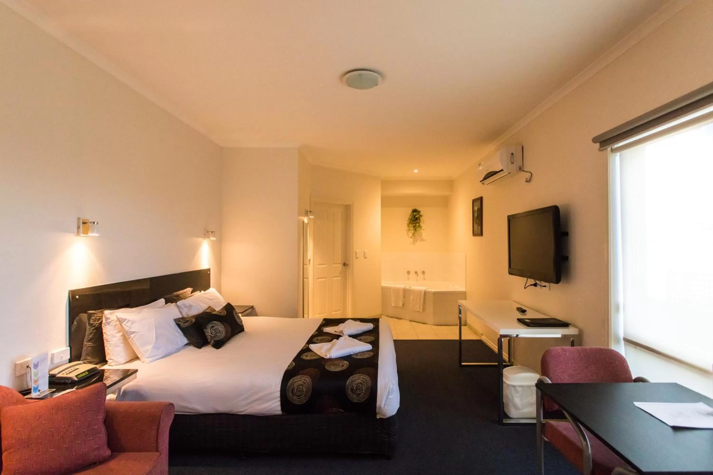 Executive King Room with Spa Bath in Best Western Mill Park Motor Inn