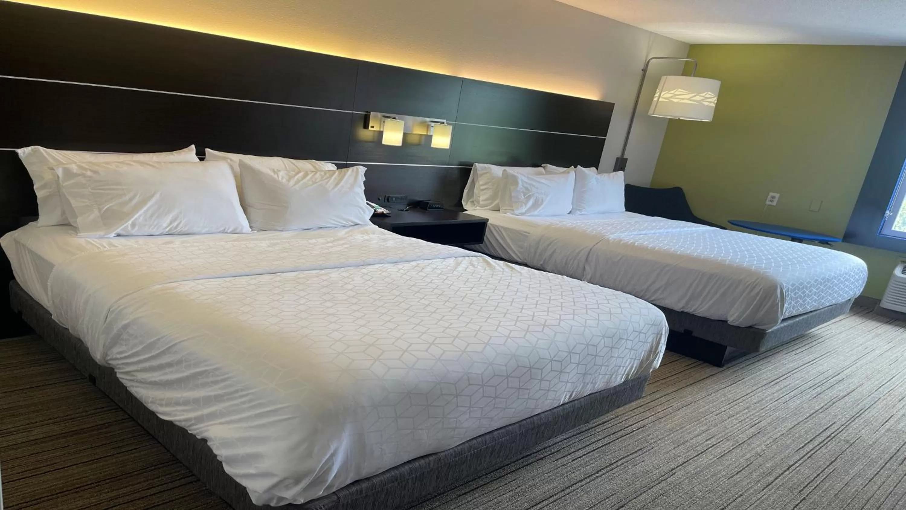 Queen Suite with Two Queen Beds in Holiday Inn Express & Suites Ashtabula-Geneva by IHG