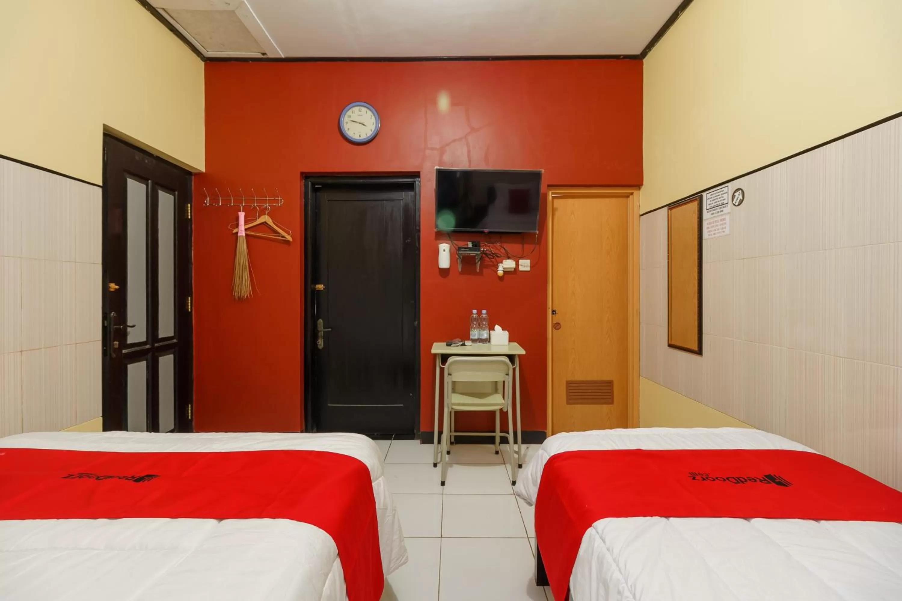 Twin Room in RedDoorz Syariah near Ciledug Station