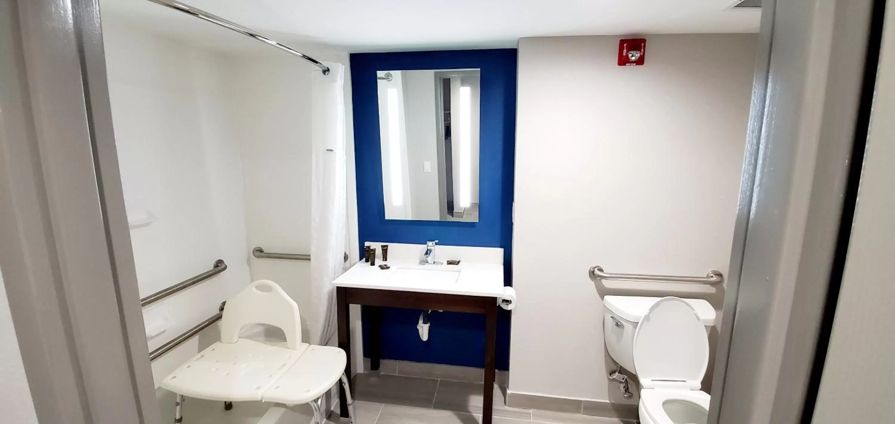 1 King Bed, Mobility Superior Accessible Room, Non-Smoking in Wingate by Wyndham Tupelo