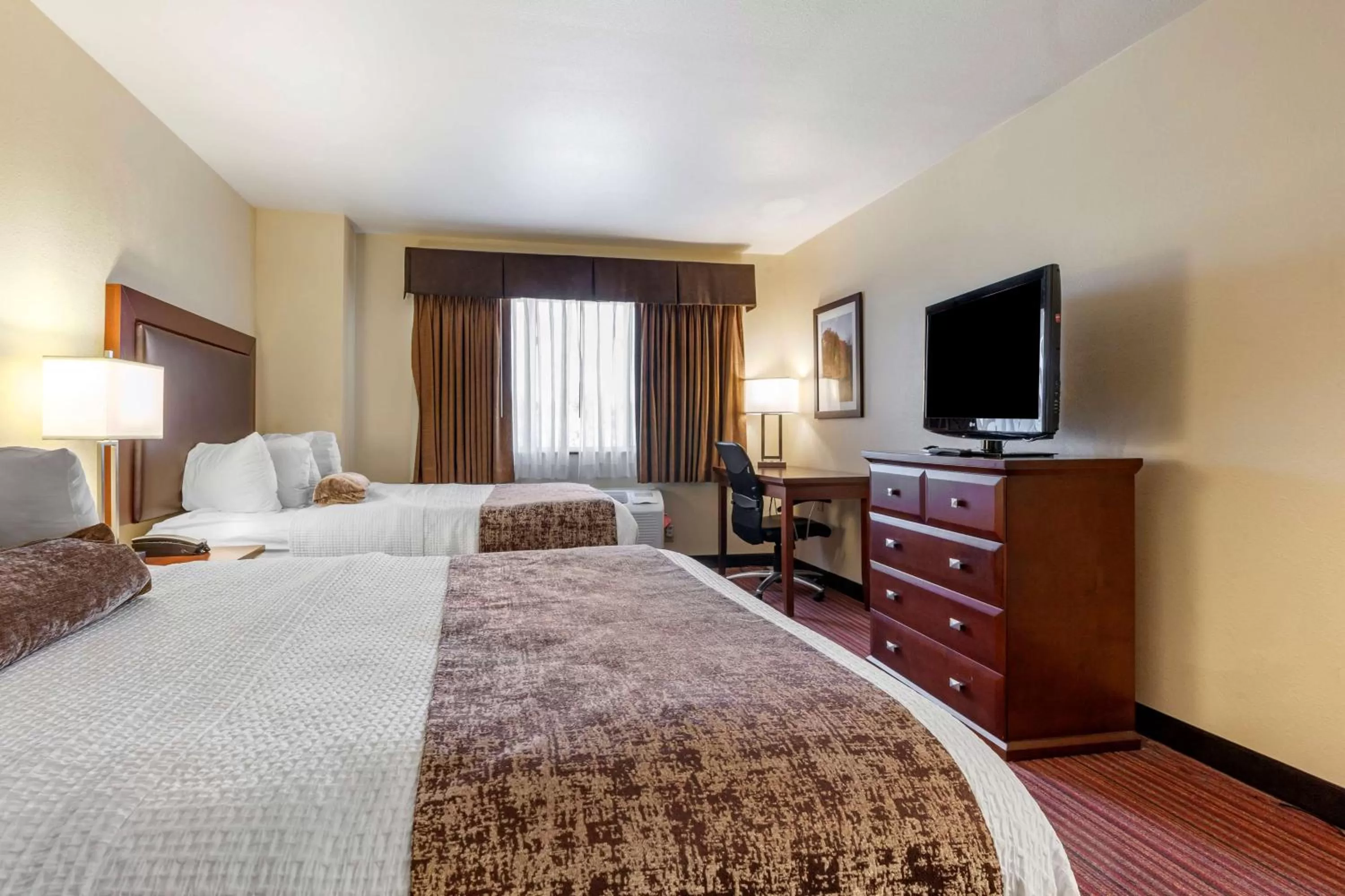 Queen Room with Two Queen Beds and Sofa Bed - Disability Access in Best Western PLUS Sparta Trail Lodge