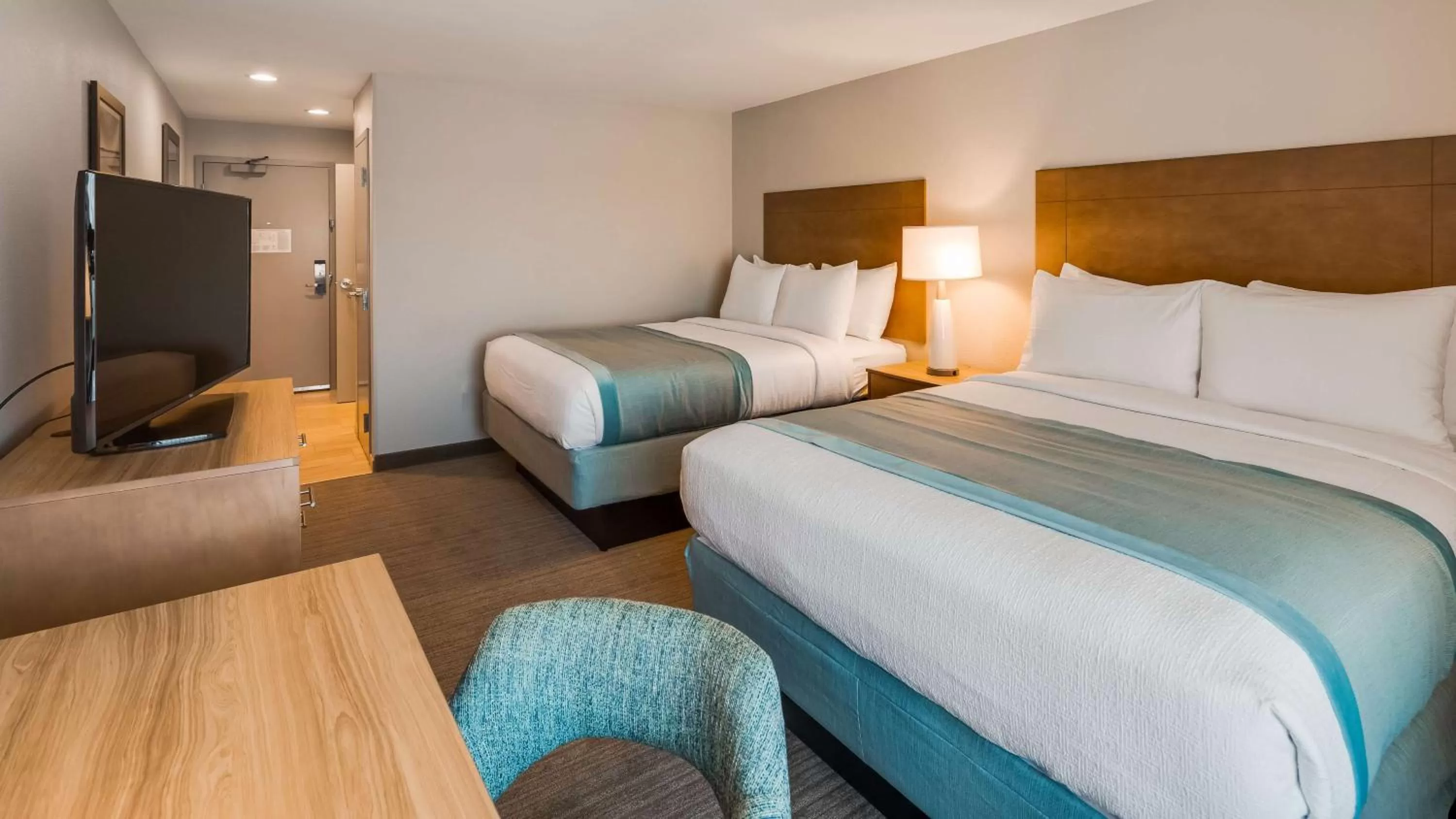Queen Room with Two Queen Beds and Mobility Accessible Bathtub in Best Western Plus Desoto