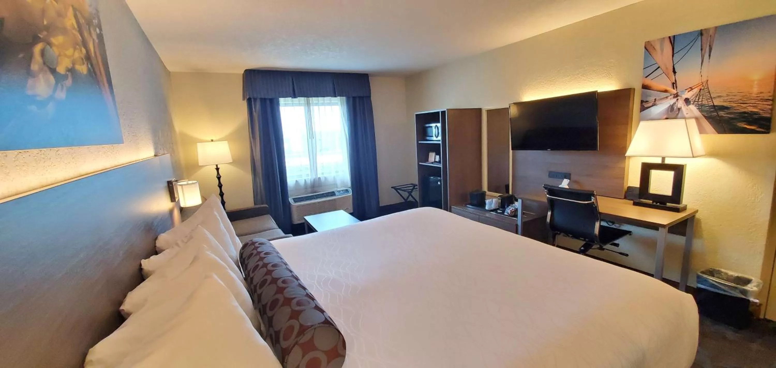 King Room with Whirlpool - Non-Smoking in Best Western Plus Hollywood/Aventura