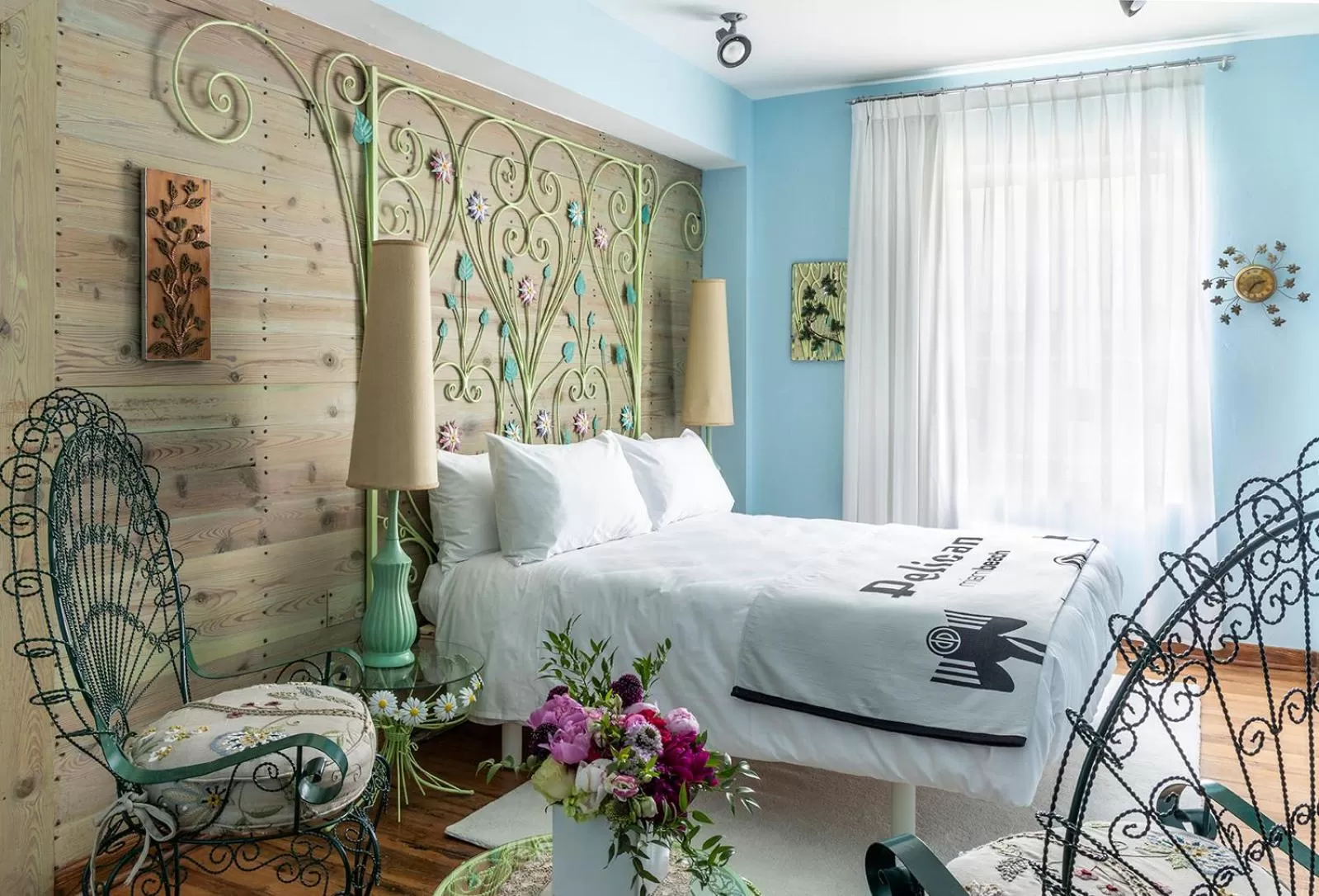 Deluxe Queen Room in Pelican Hotel