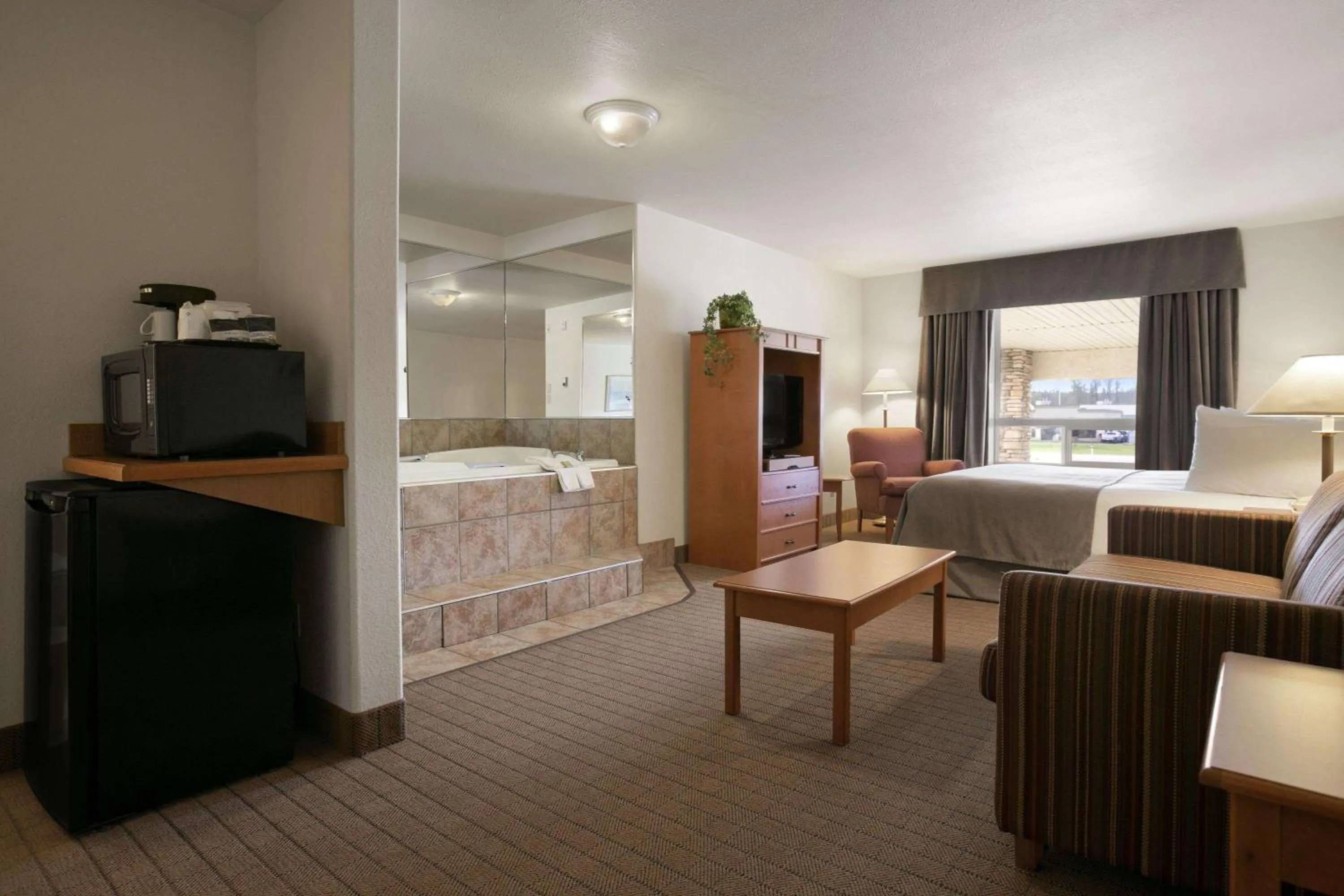 King Suite with Spa Bath- Non-Smoking in Super 8 by Wyndham Slave Lake AB