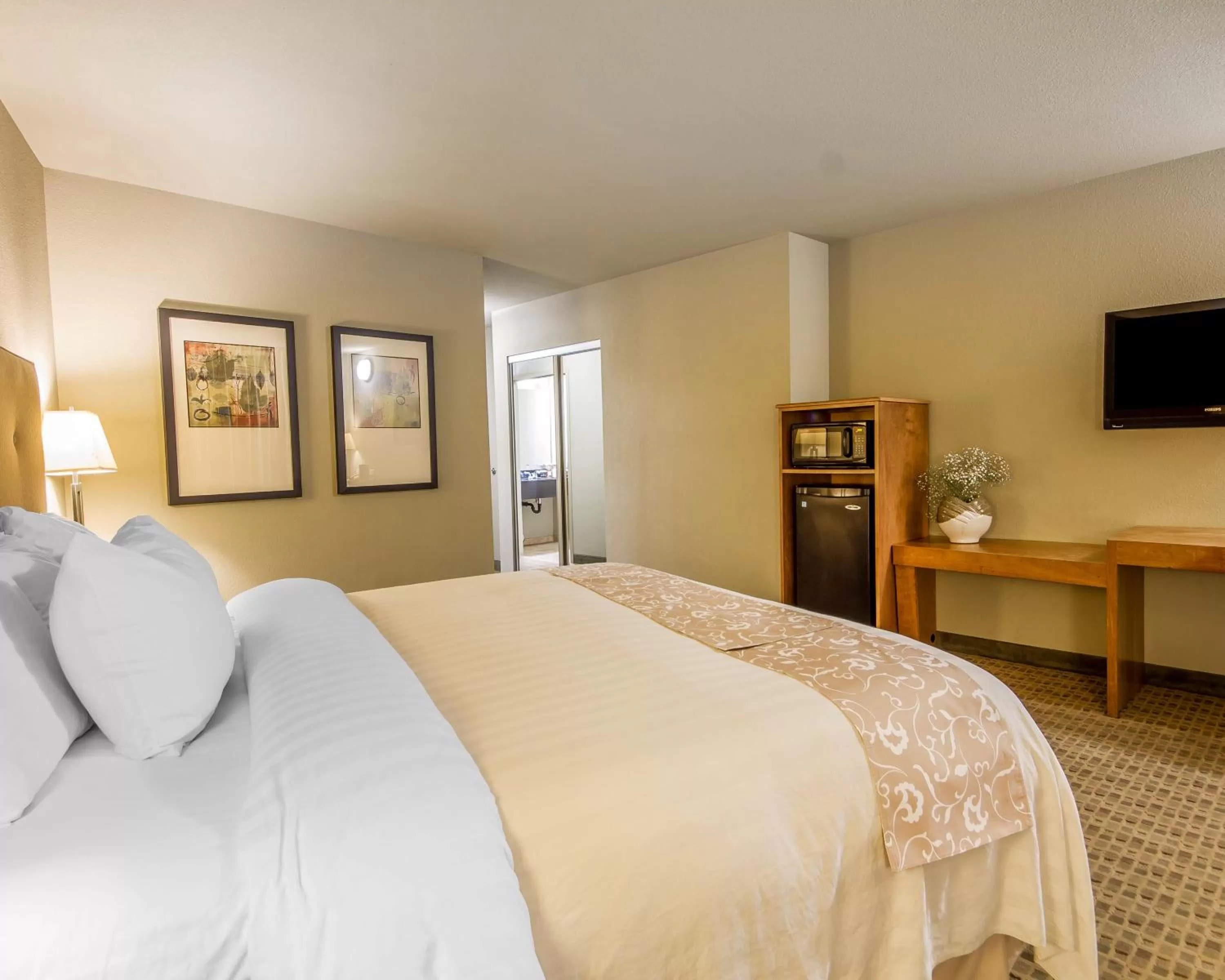 King Room with Wheelchair Accessible - Accessible/Non-Smoking in Gaia Hotel & Spa Redding, an Ascend Collection Hotel