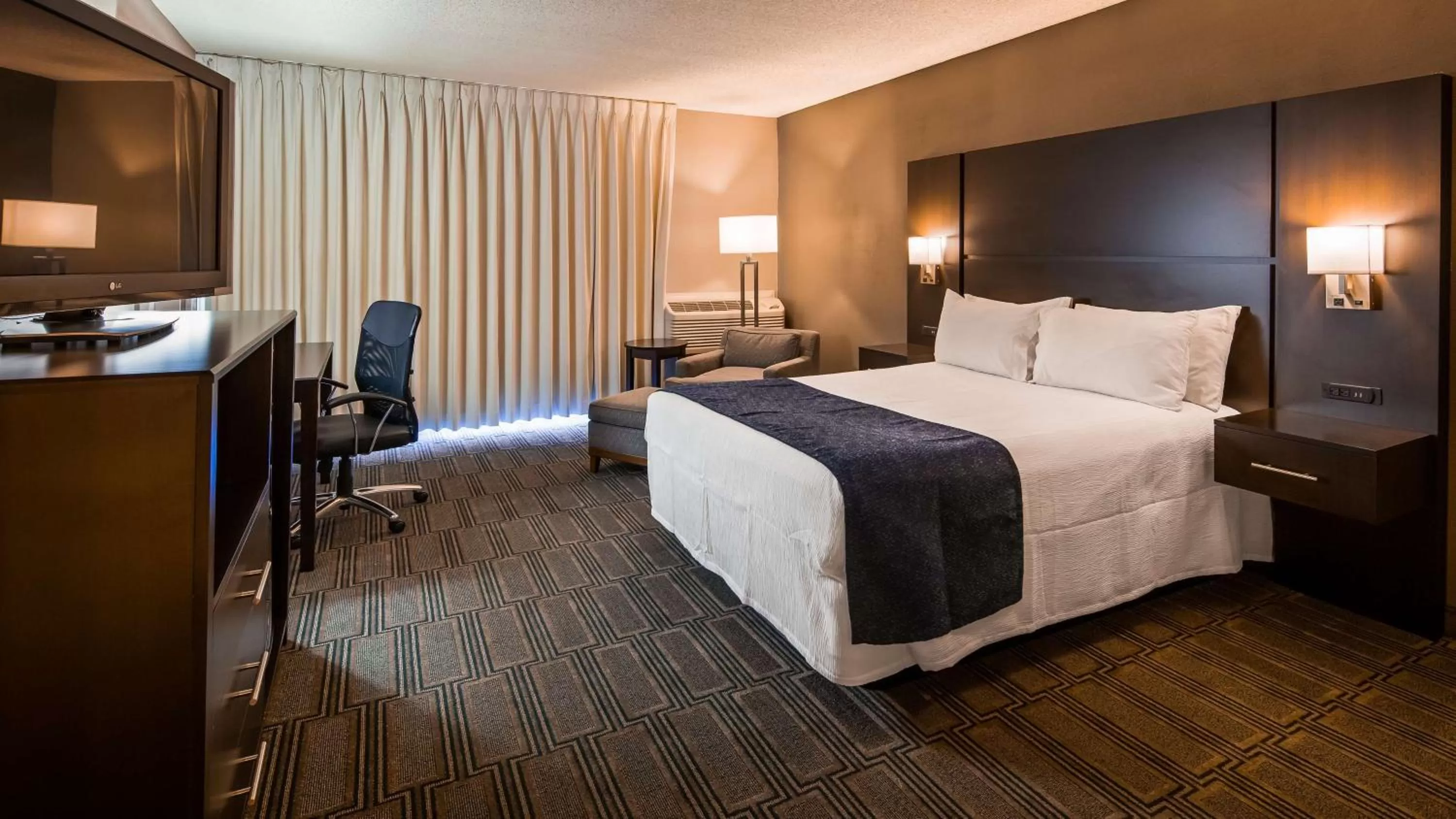 Queen Room with Garden View - Non-Smoking in Best Western Andersen's Inn