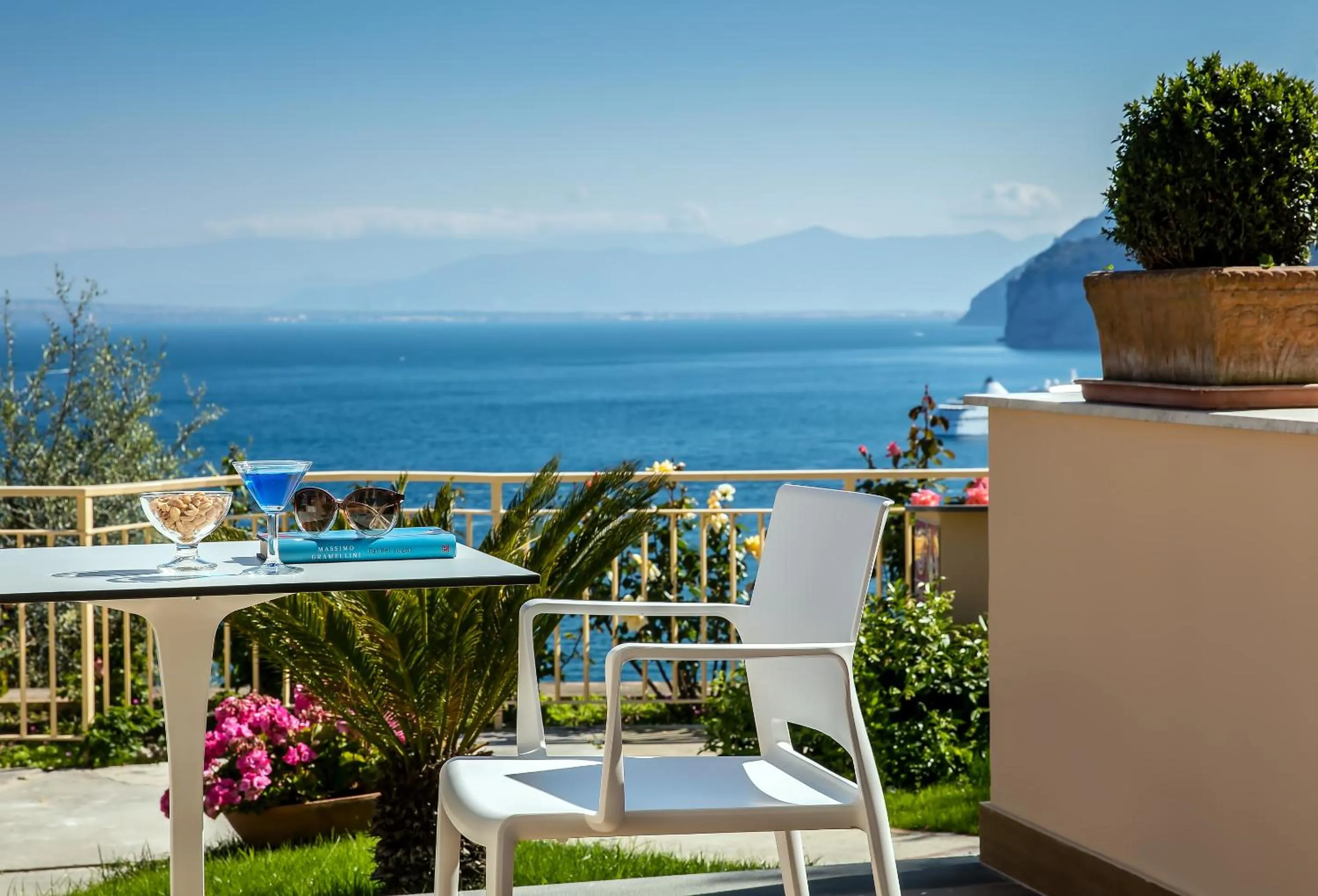 Deluxe Double or Twin Room with Sea View in Hotel Miramare