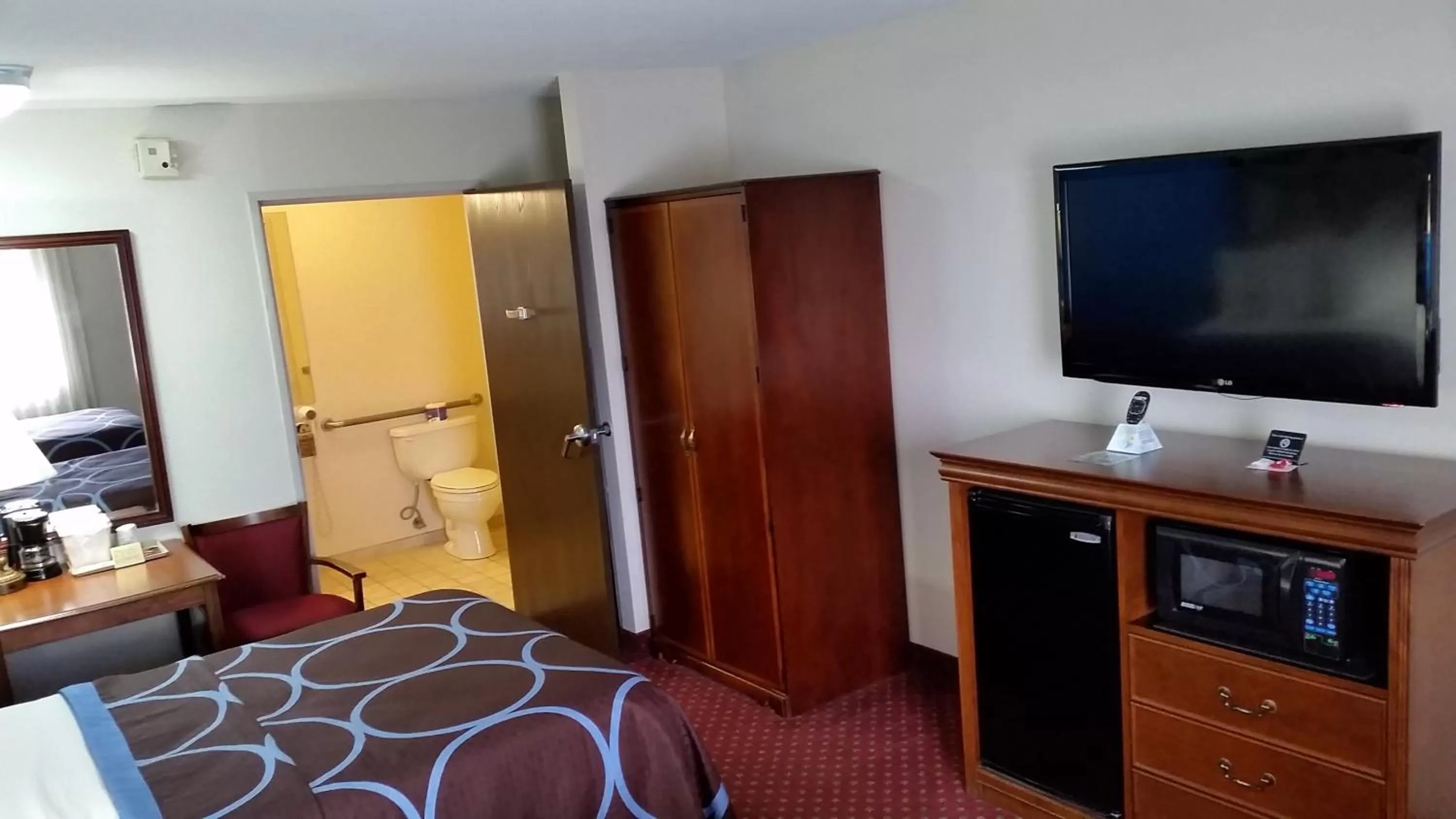 Double Room with Two Double Beds and Roll-in Shower - Mobility Access/Non-Smoking in Super 8 by Wyndham McGehee