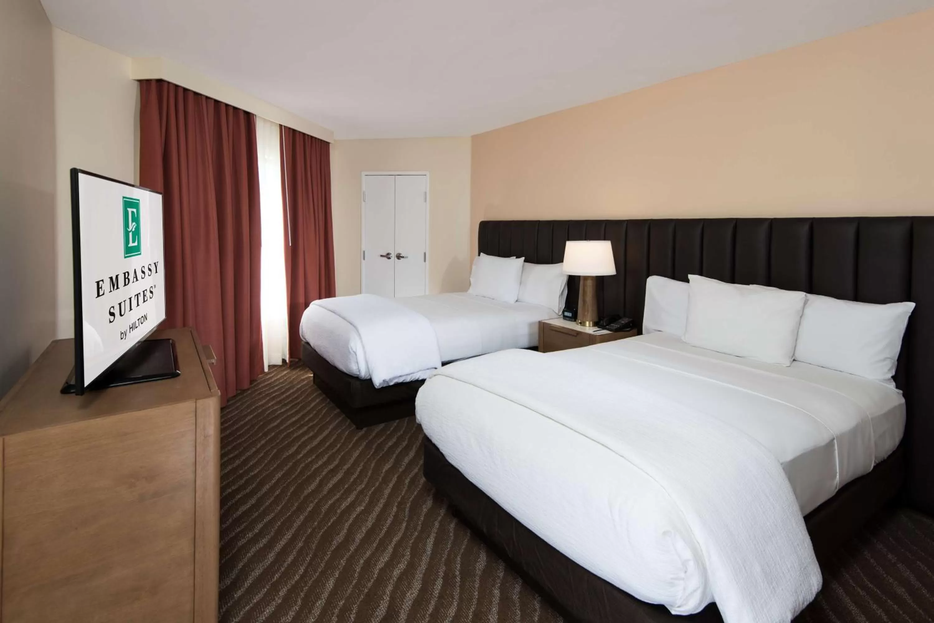 One-Bedroom Suite - Mobility Access/Bath Tub in Embassy Suites by Hilton Phoenix Scottsdale