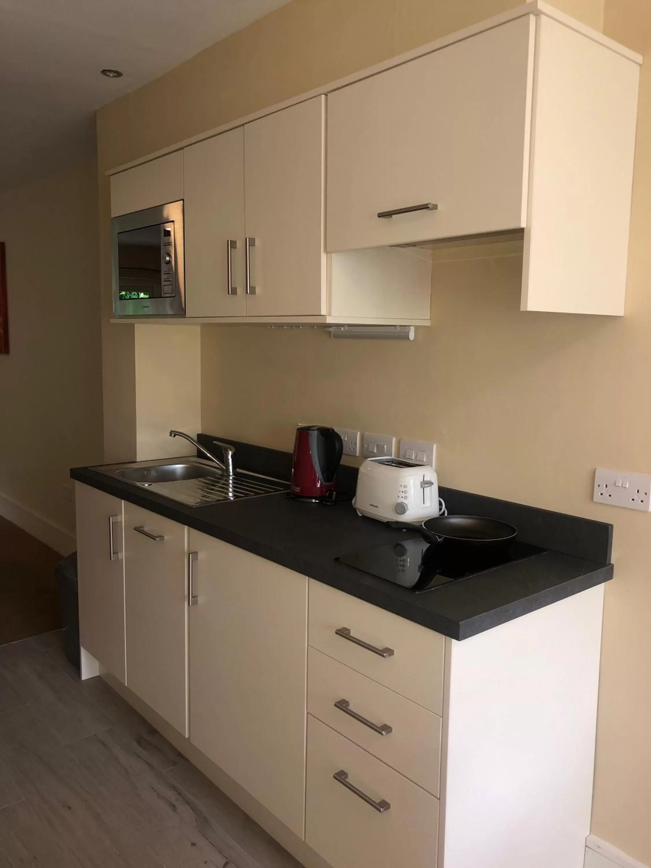 Garden Lodge Two-Bedrooms with Kitchenette in Castle Oaks House Hotel