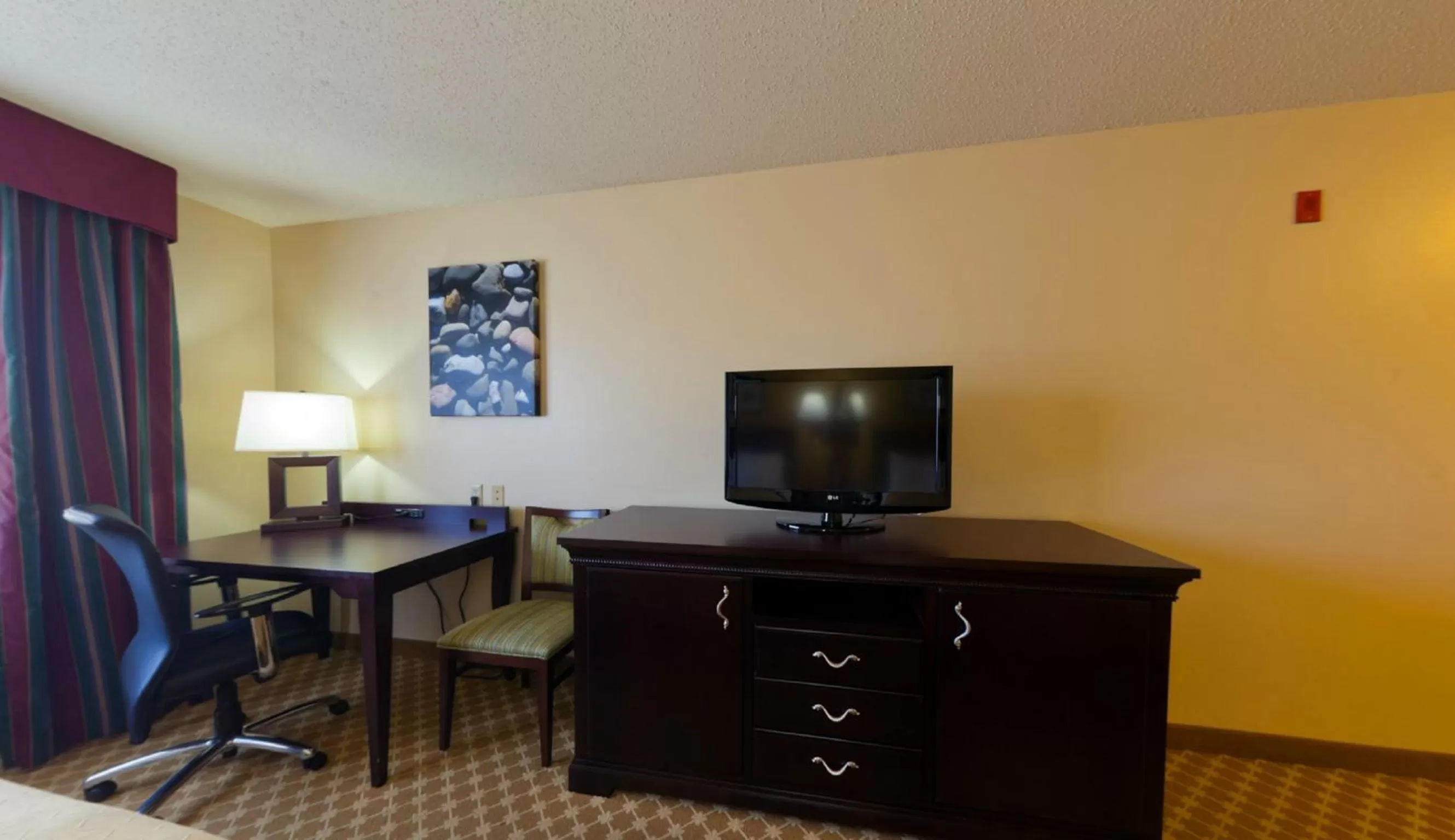Queen Room with Roll-In Shower - Disability Access/Non-Smoking in Country Inn & Suites by Radisson, Sioux Falls