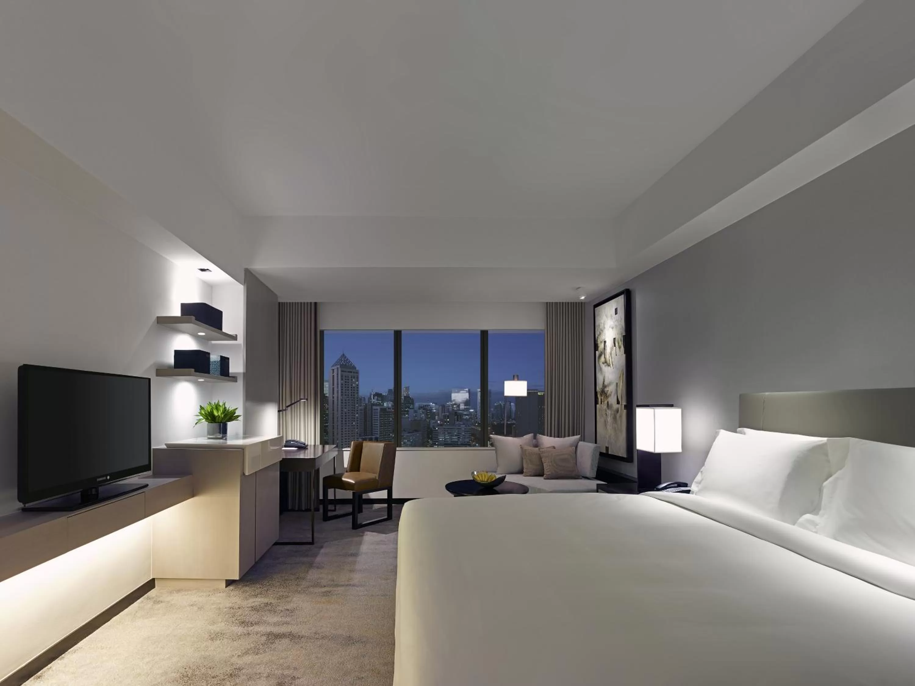 Deluxe Twin Room in New World Makati Hotel, Manila