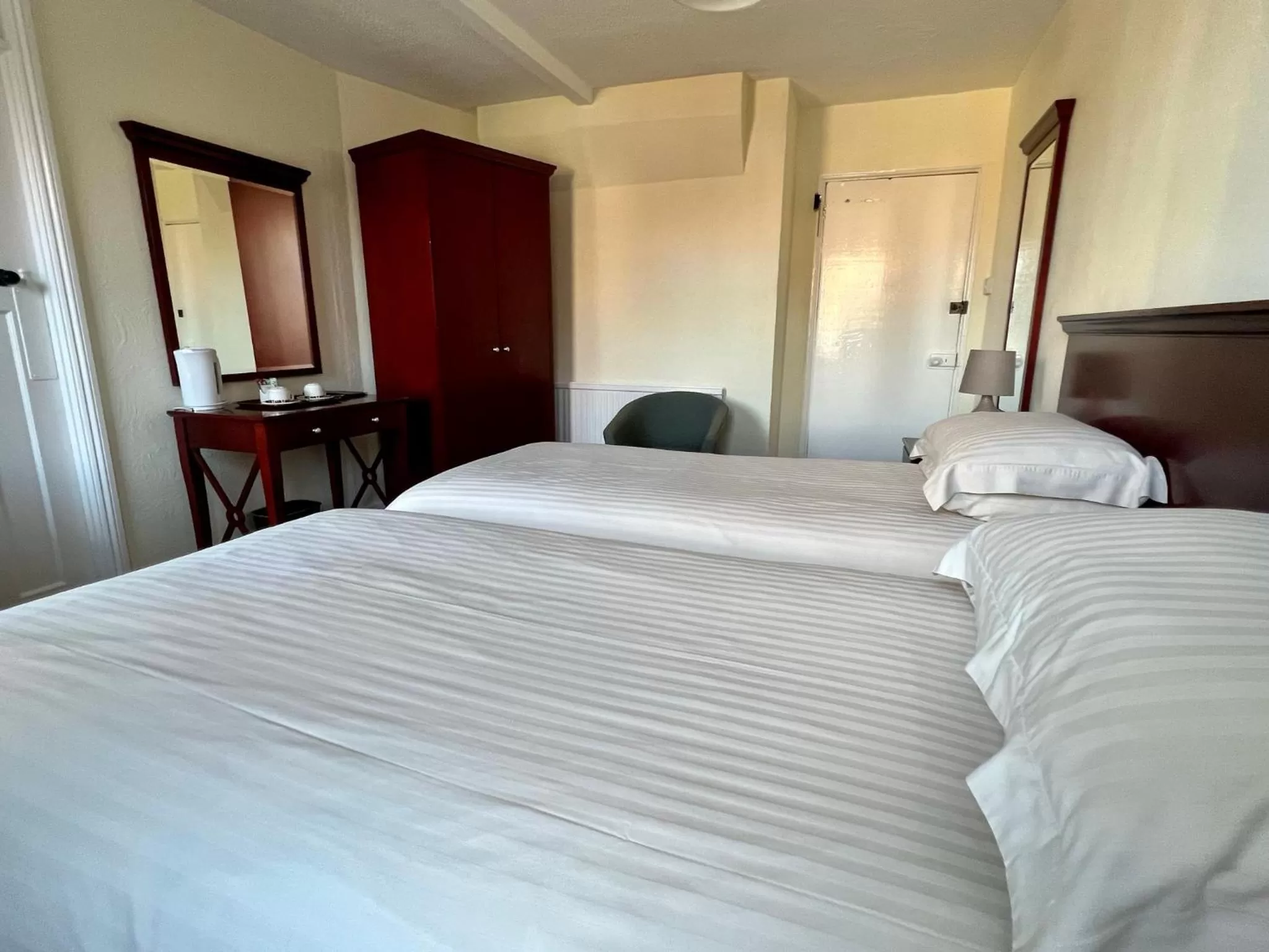 Twin Room in Calverts Hotel - Newport, Isle of Wight - RETURN CAR FERRY FROM 79 POUNDS