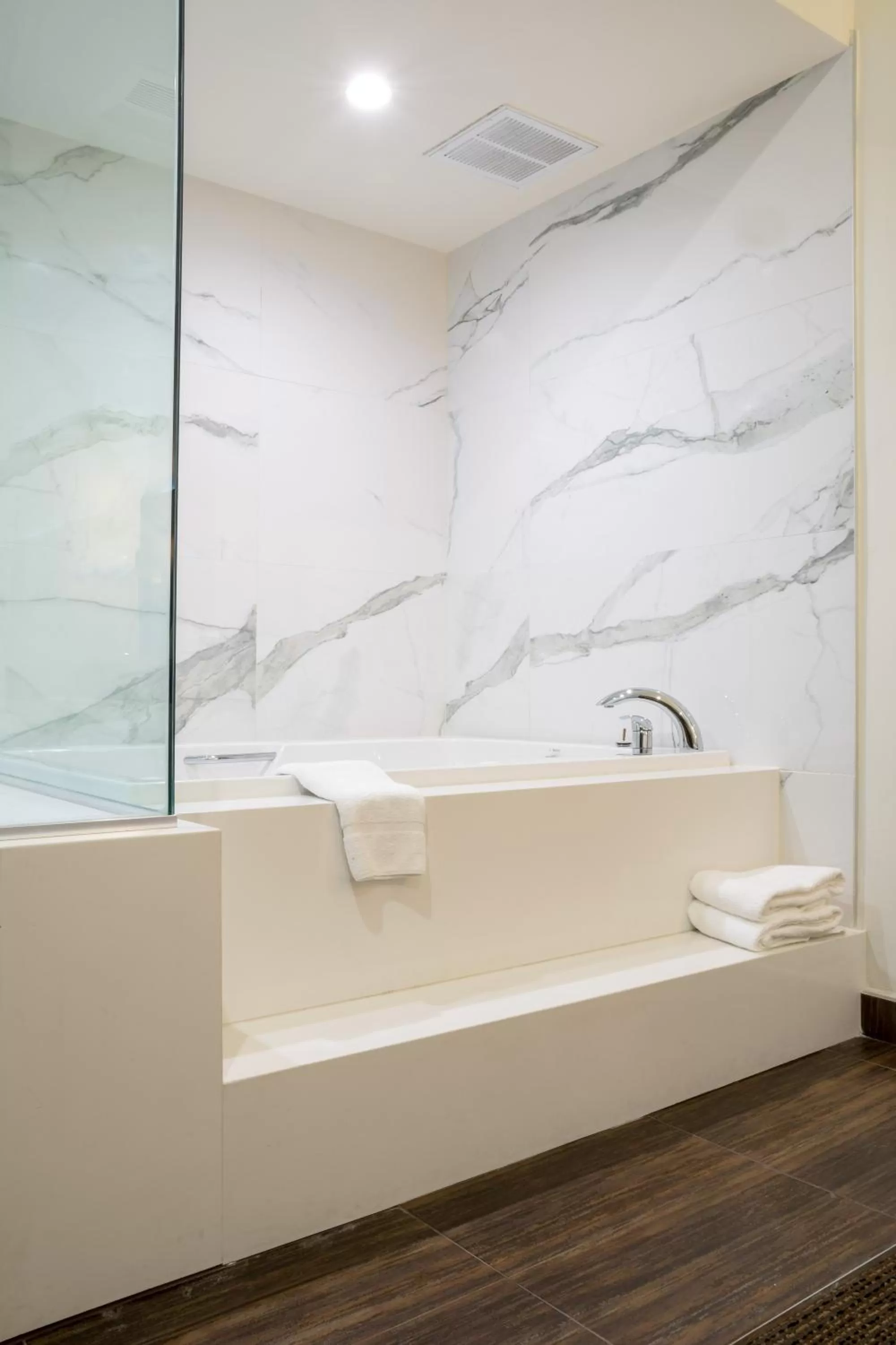 Romantic Suite, 1 King Bed, Jetted Tub in Hotel Xilo Glendale