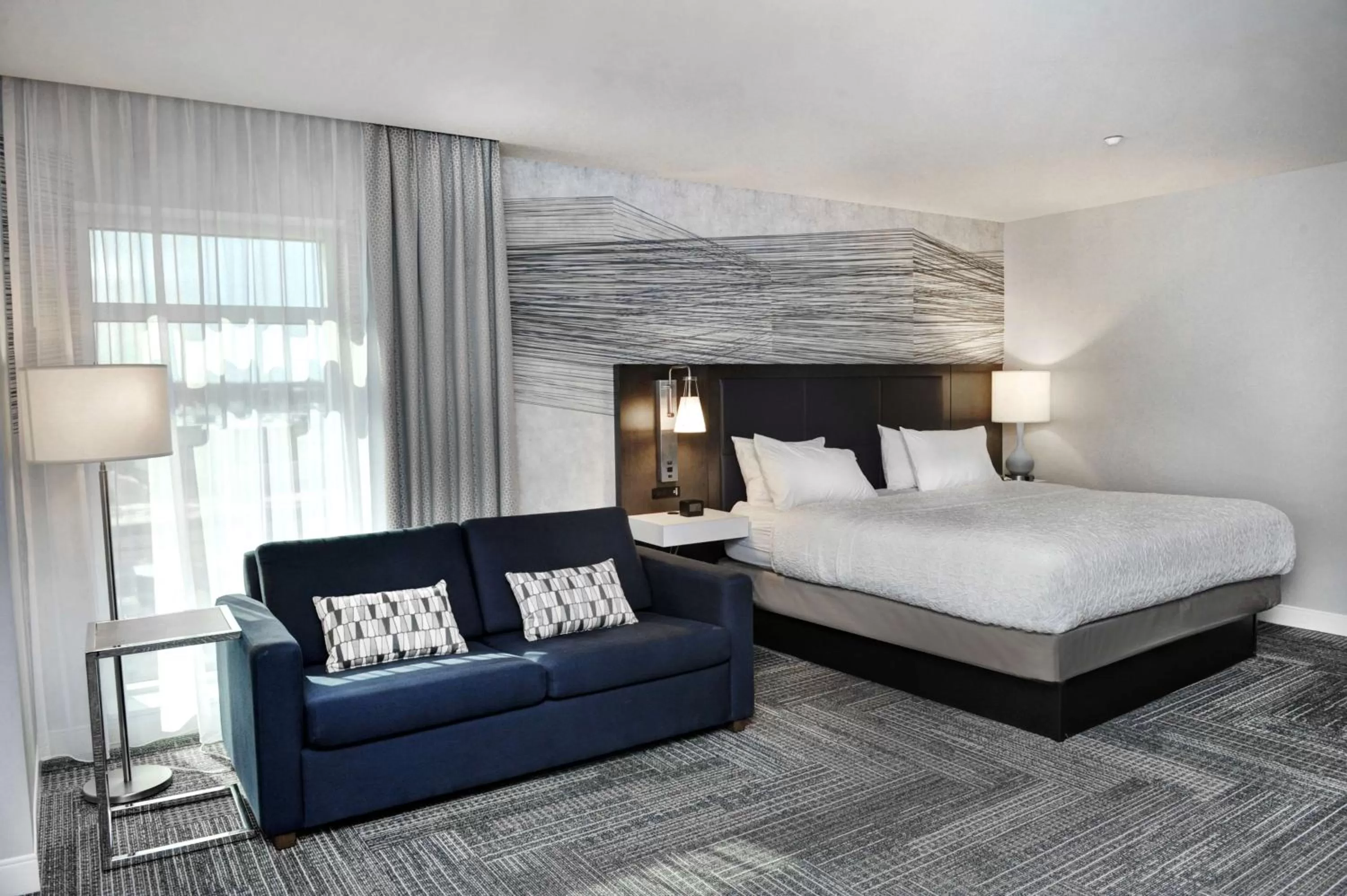 King Room with Mini Fridge - Non-Smoking in Hampton Inn & Suites by Hilton Quebec City Levis