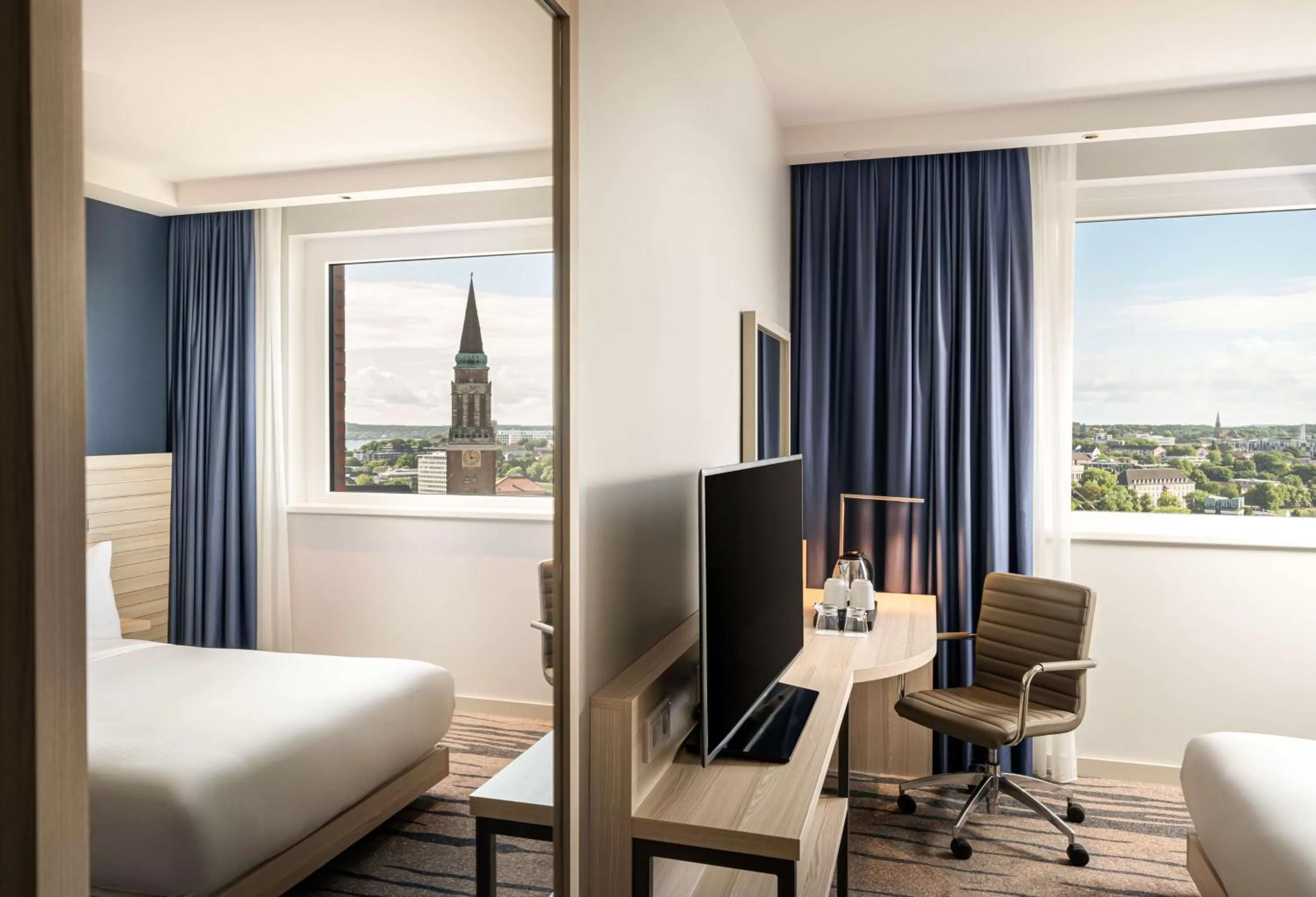Queen Room with Harbor View - Non-Smoking in Hampton By Hilton Kiel