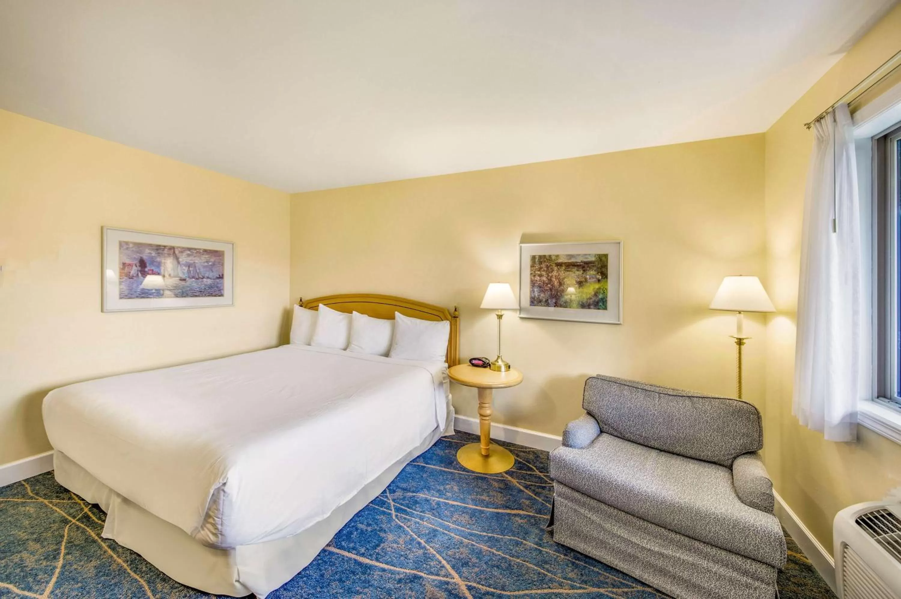 King Room with Sofa Bed and Roll-In Shower - Lake View/Mobility Access in Kootenay Lakeview Resort BW Signature Collection