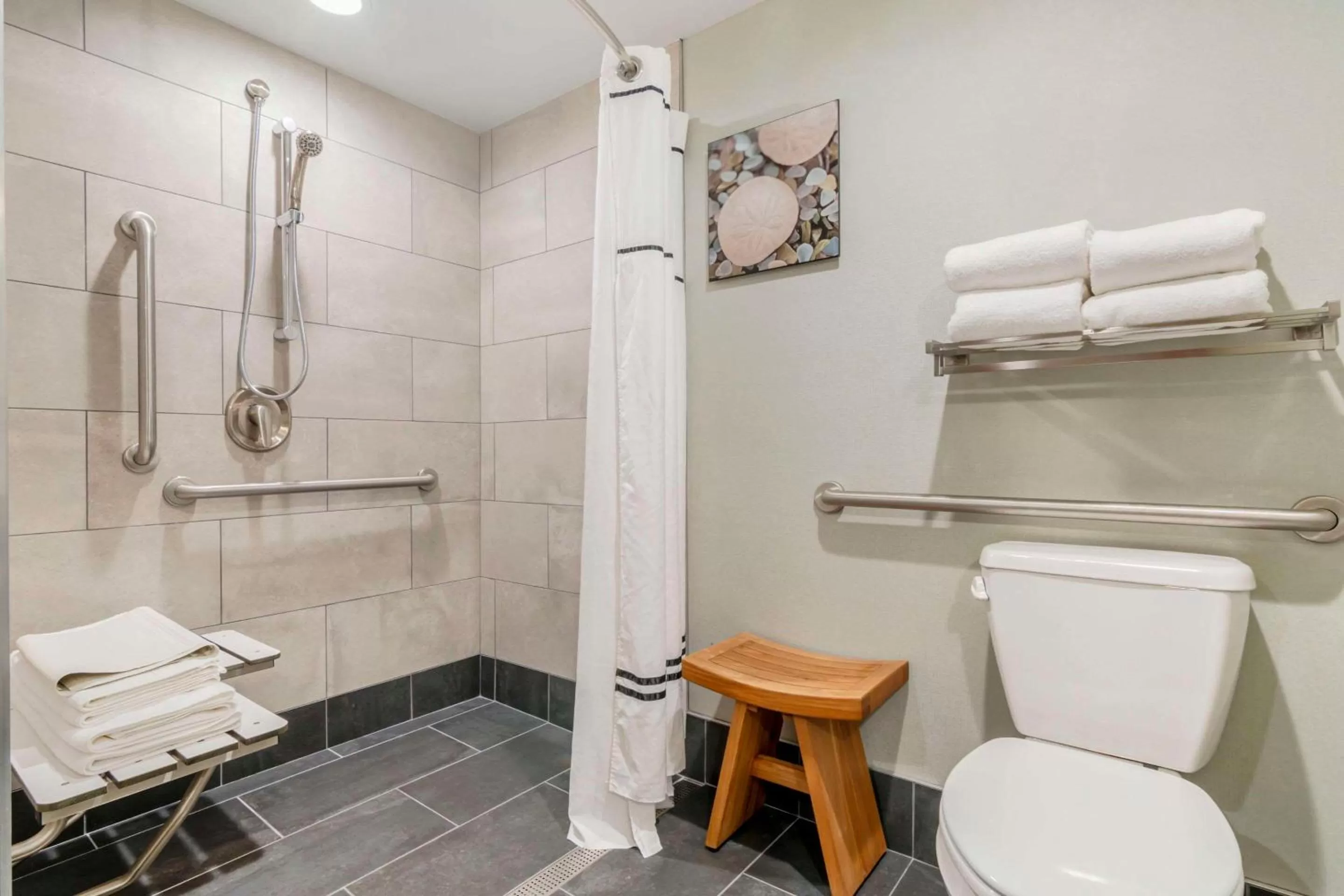 Queen Room with Roll-In Shower - Accessible/Non-Smoking in Unity Hotel and Conference Ctr, Ascend Hotel Collection