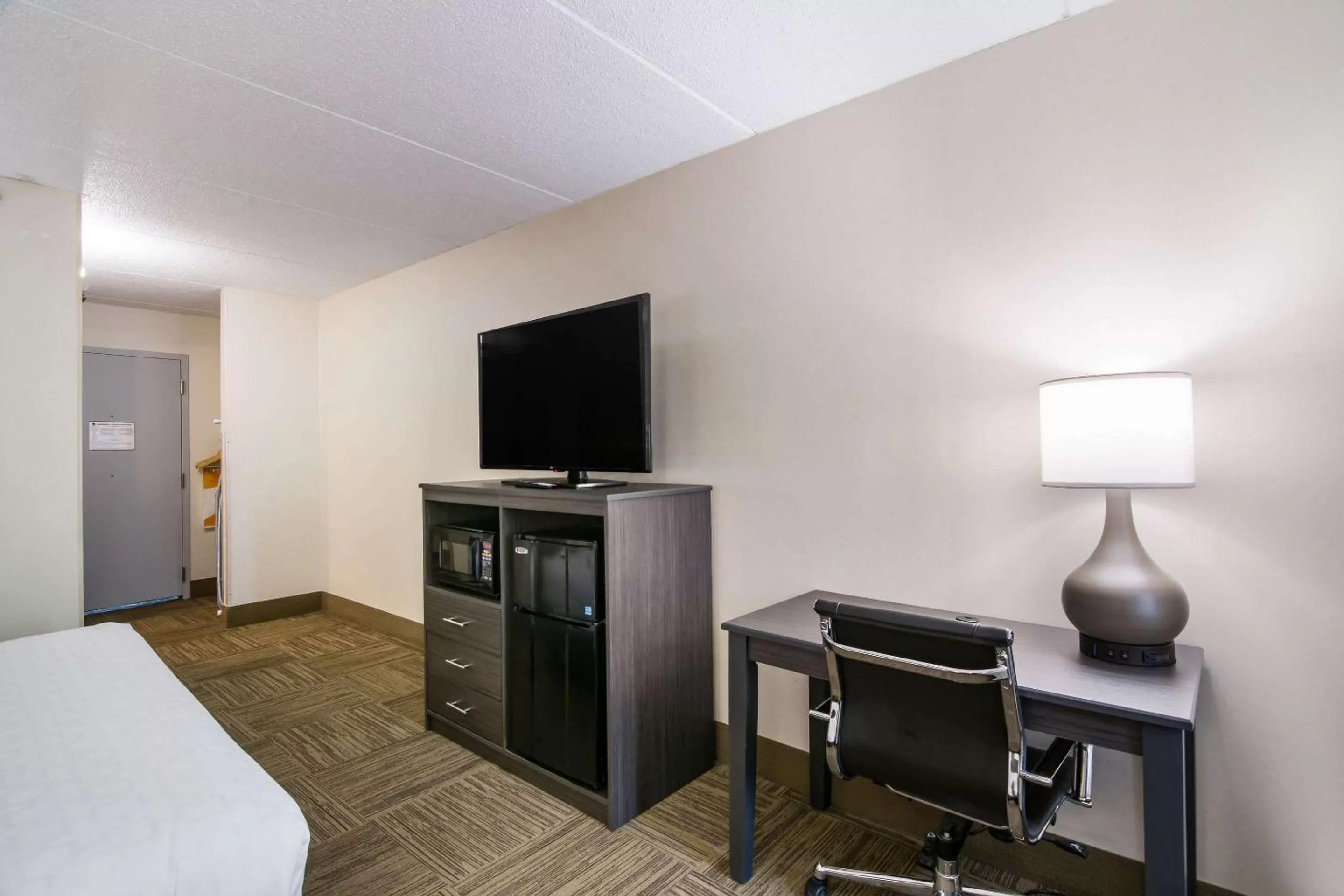 Standard King Room with Tub - Accessible/Non-Smoking in Clarion Pointe Jamestown - Falconer