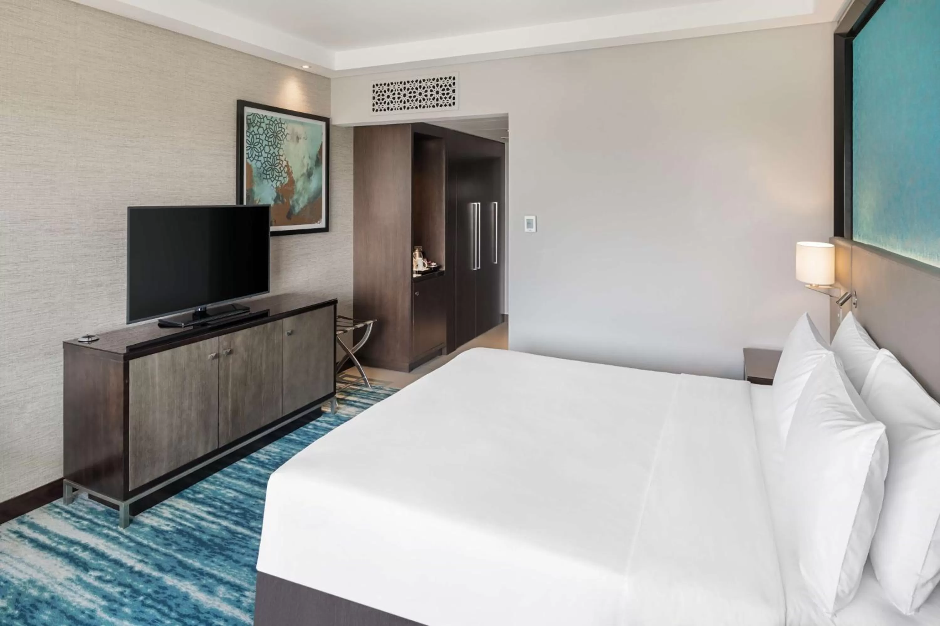Superior Room with Balcony - complimentary access to Cobra Waterslide in Radisson Blu Hotel & Resort, Al Ain