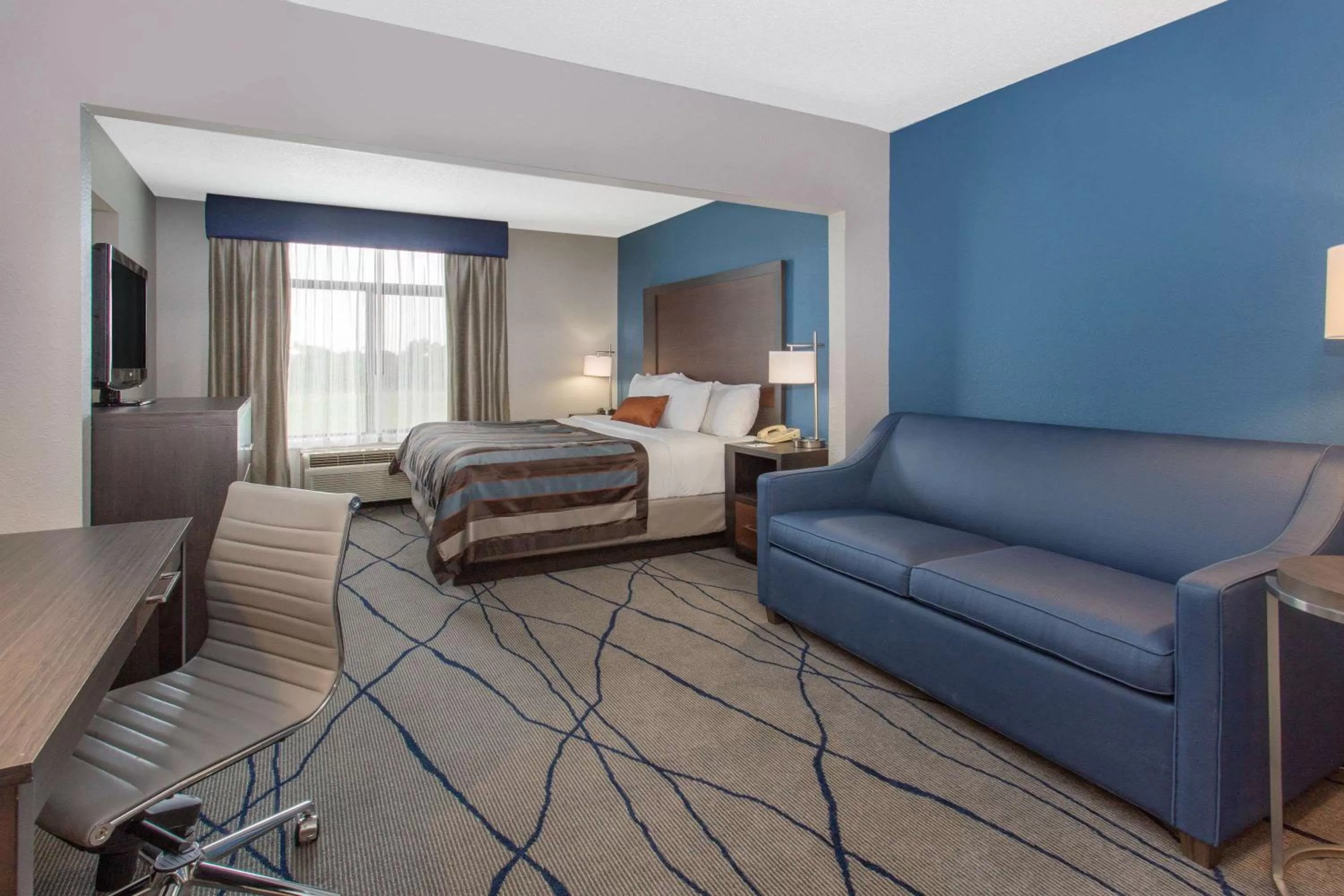 Deluxe King Room - Non-Smoking in Wingate by Wyndham Indianapolis Airport Plainfield