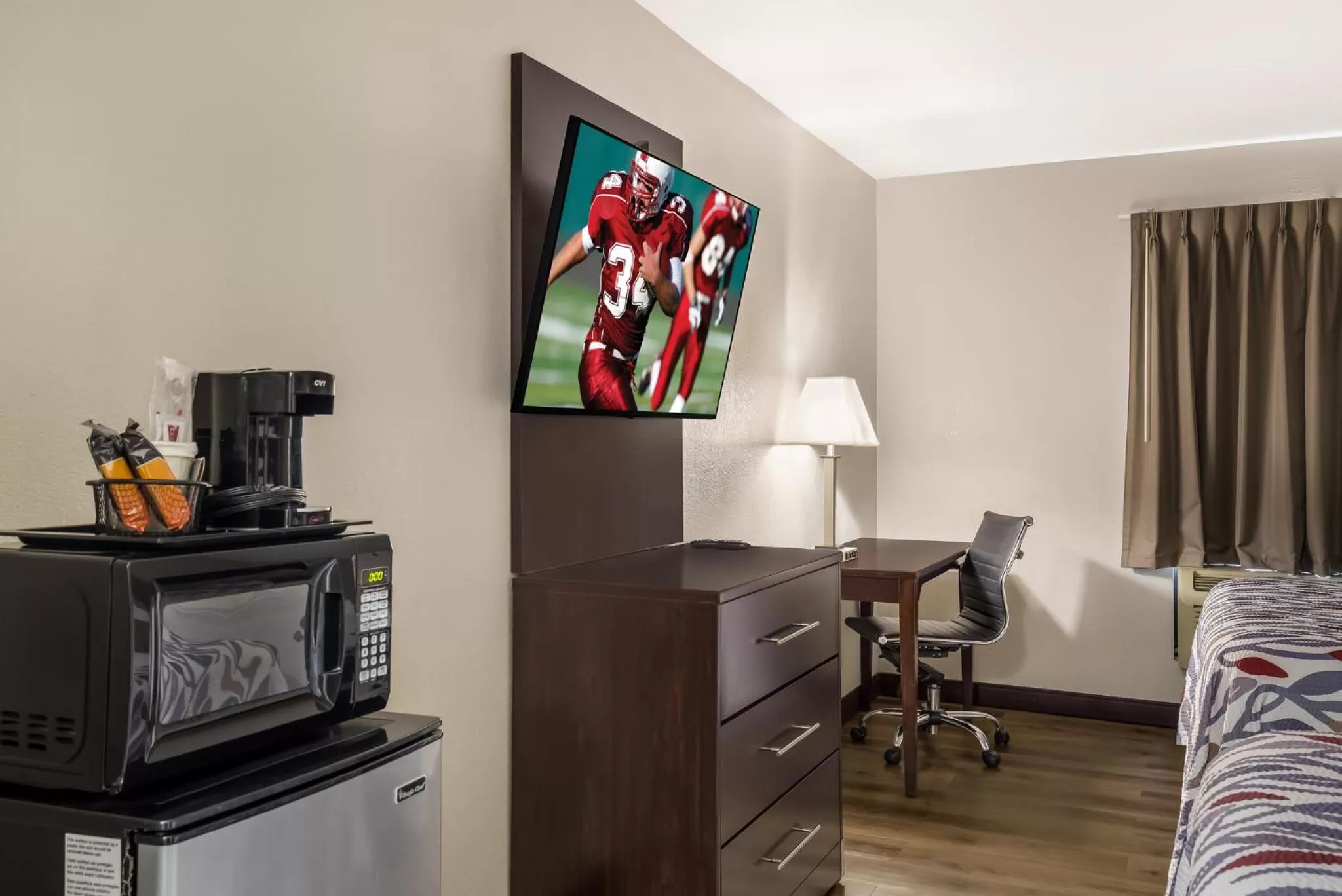 Deluxe Queen Room Disability Access Roll-In Shower Smoke Free in Red Roof Inn Allentown South