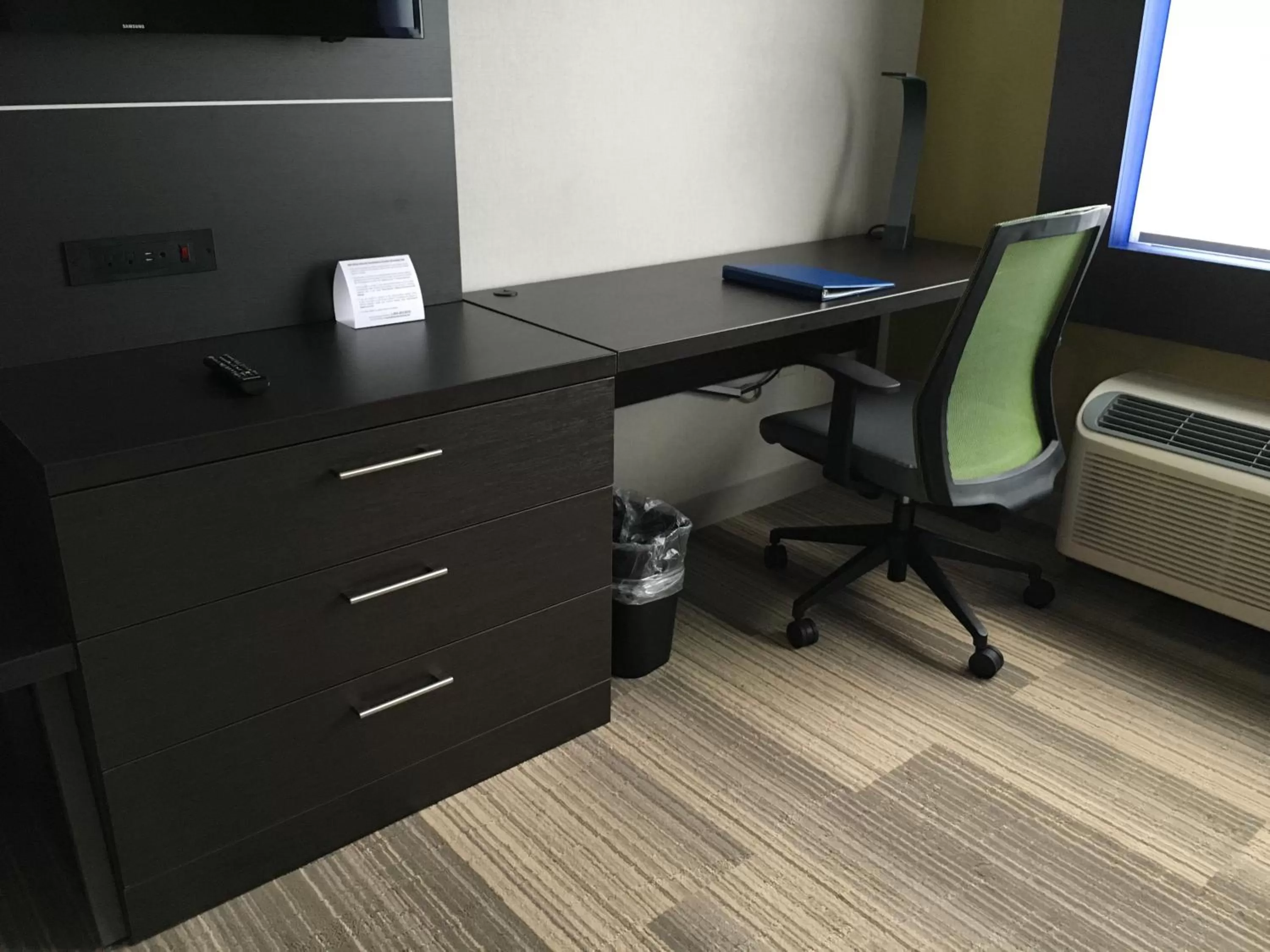 Deluxe Suite with Hearing Accessible Shower - Non-Smoking in Holiday Inn Express & Suites Oswego by IHG