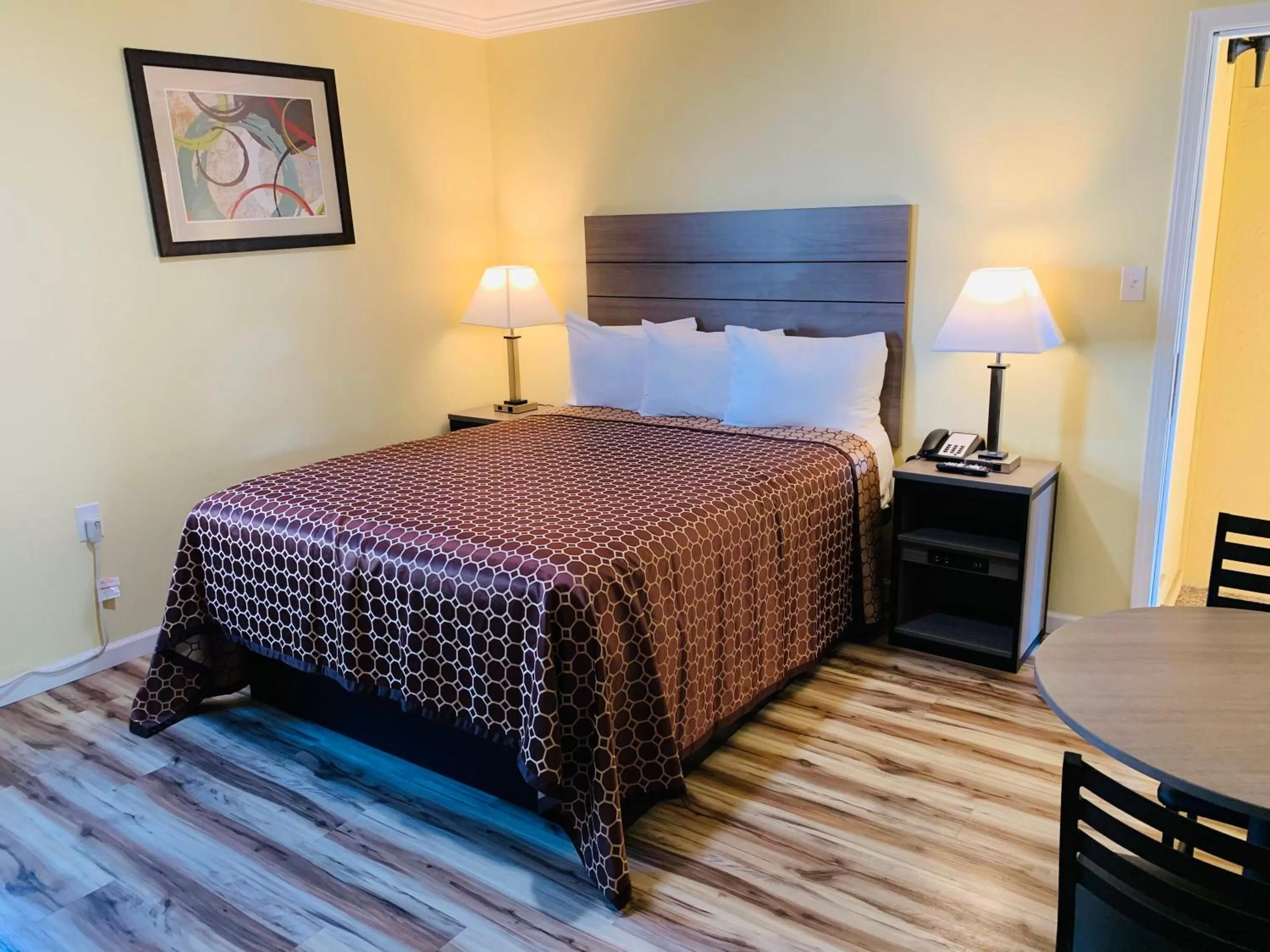 Queen Room in Central Coast Inn Cayucos