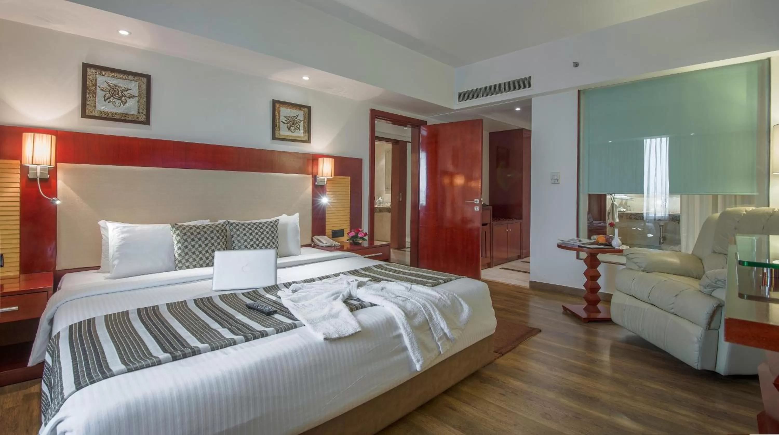 Suite Room with 4 Pints of Beer and 20% Discount on FNB in Sarovar Portico Jaipur