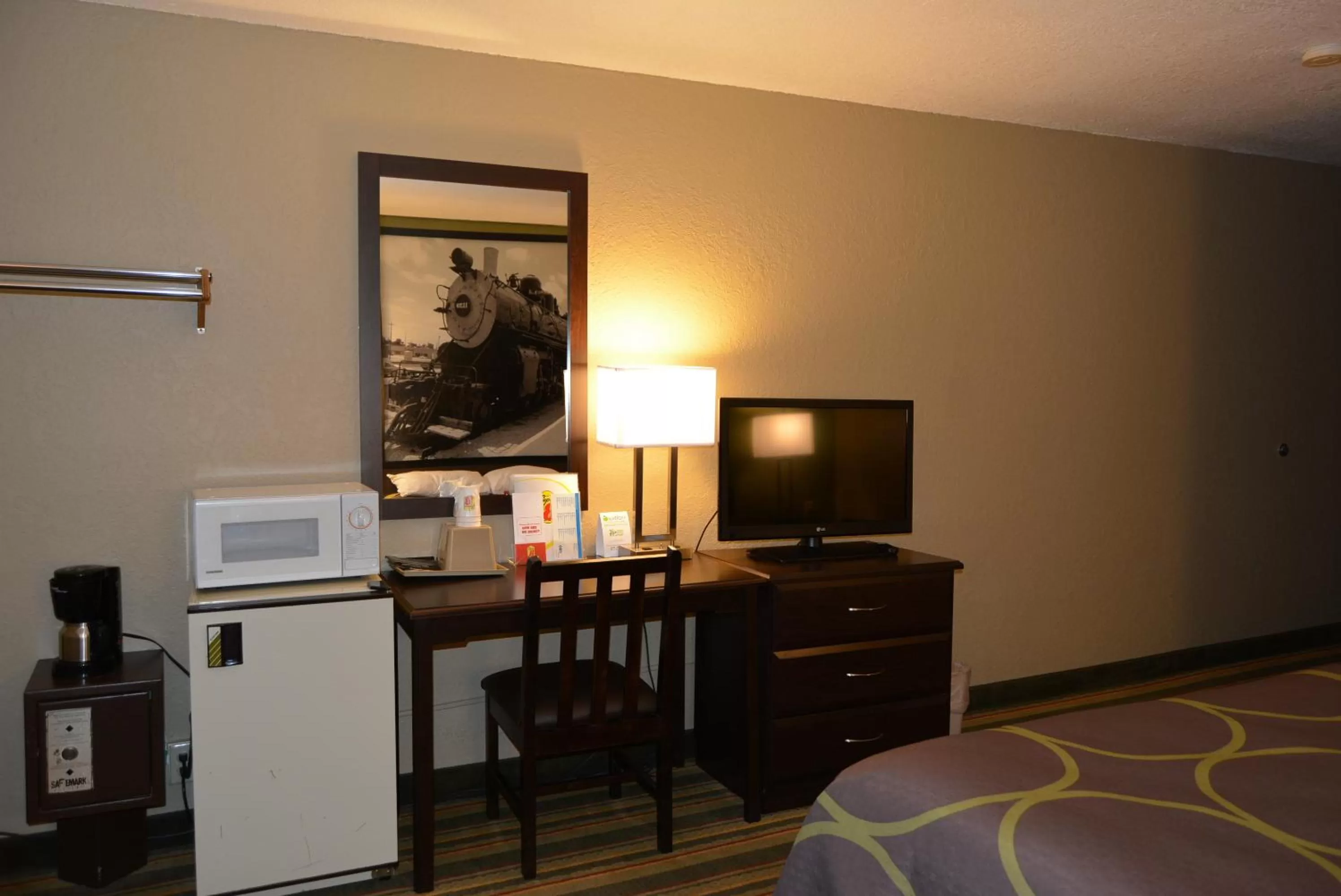 King Room - Non-Smoking in Super 8 by Wyndham Topeka/Wanamaker RD/I-70