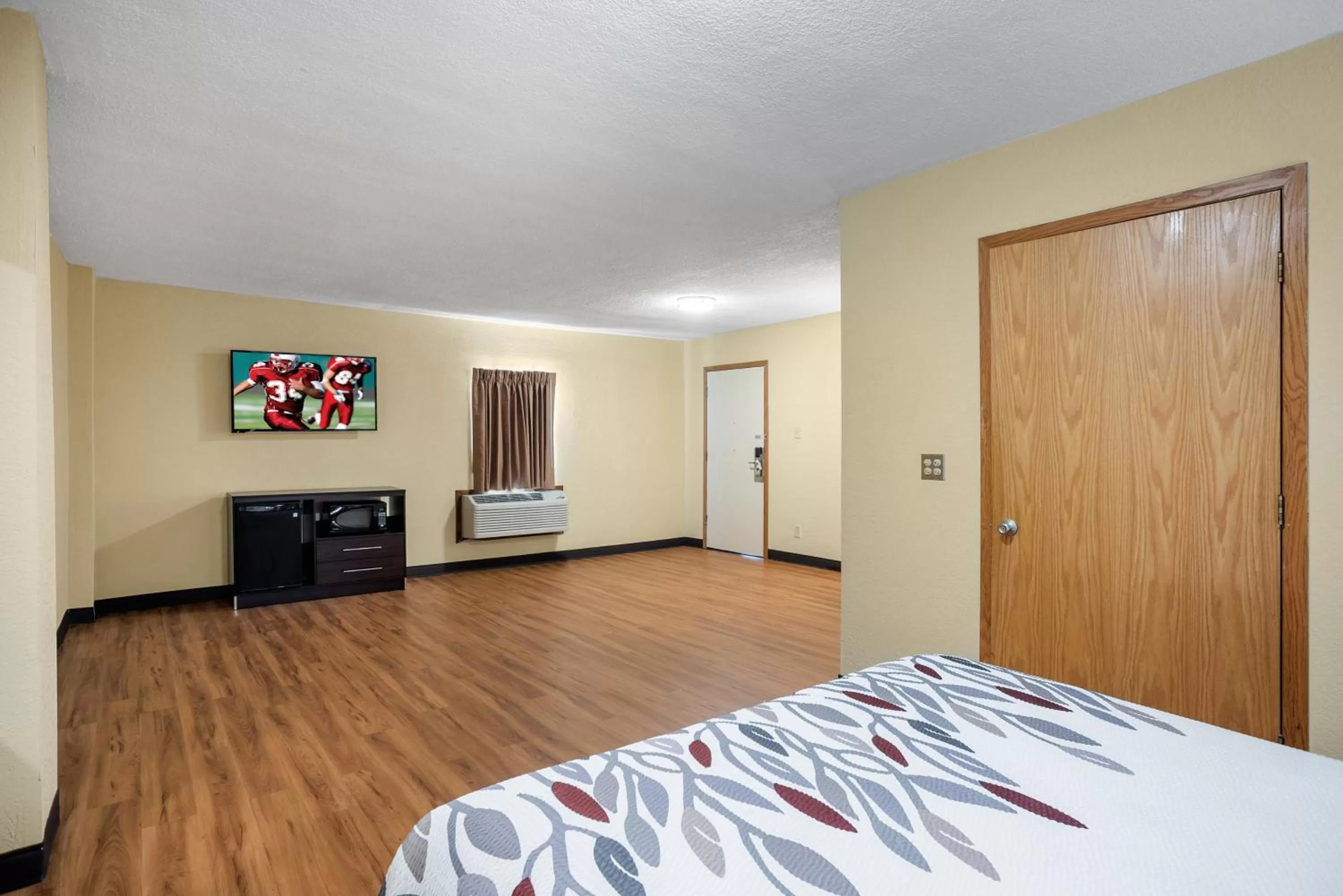 Deluxe Room with One Queen Bed Second Floor Non-Smoking in Red Roof Inn Des Moines