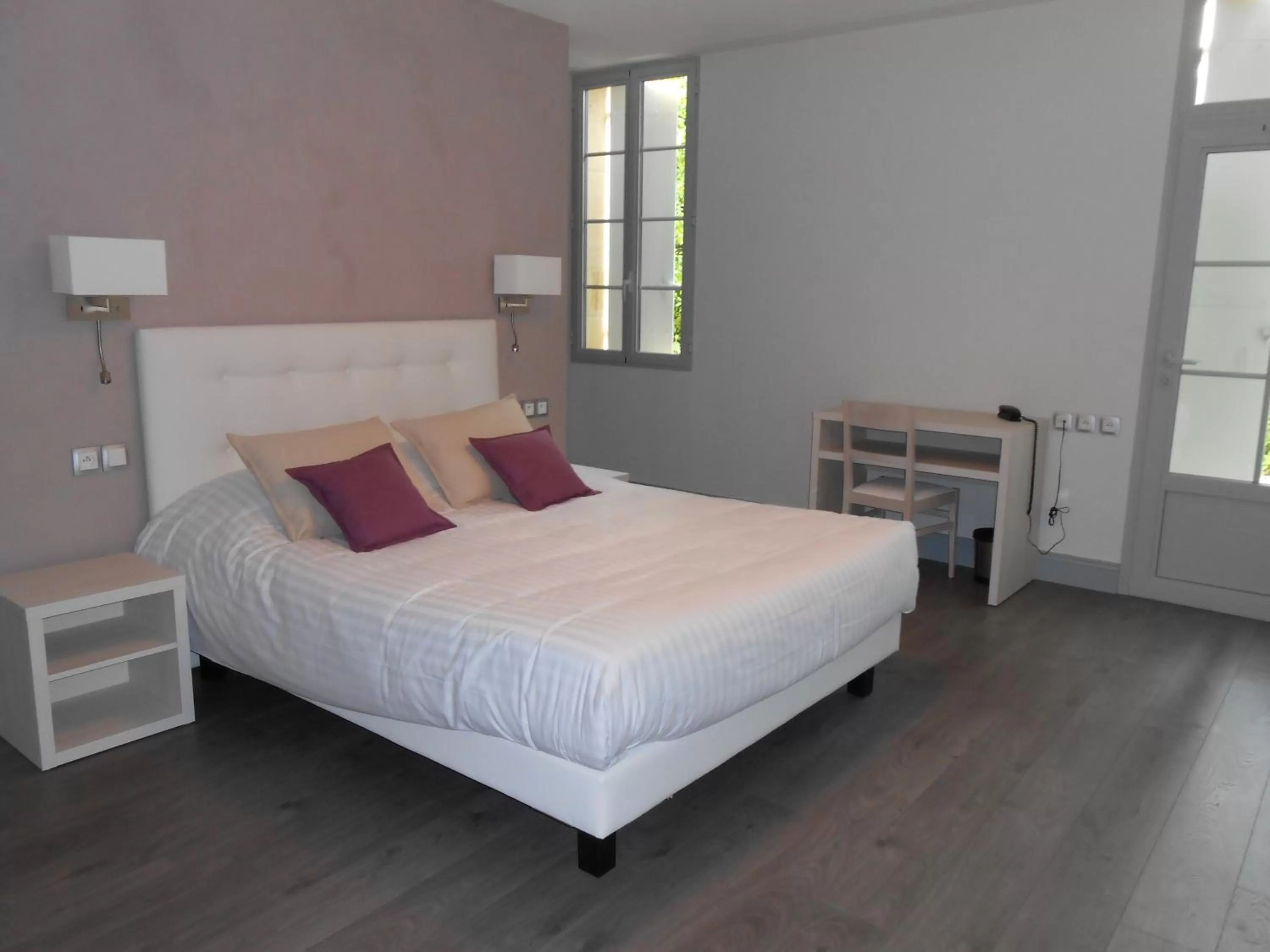 King Room with Roll-In Shower - Disability Access in Logis- Hôtel Spa Restaurant l'Epicurial