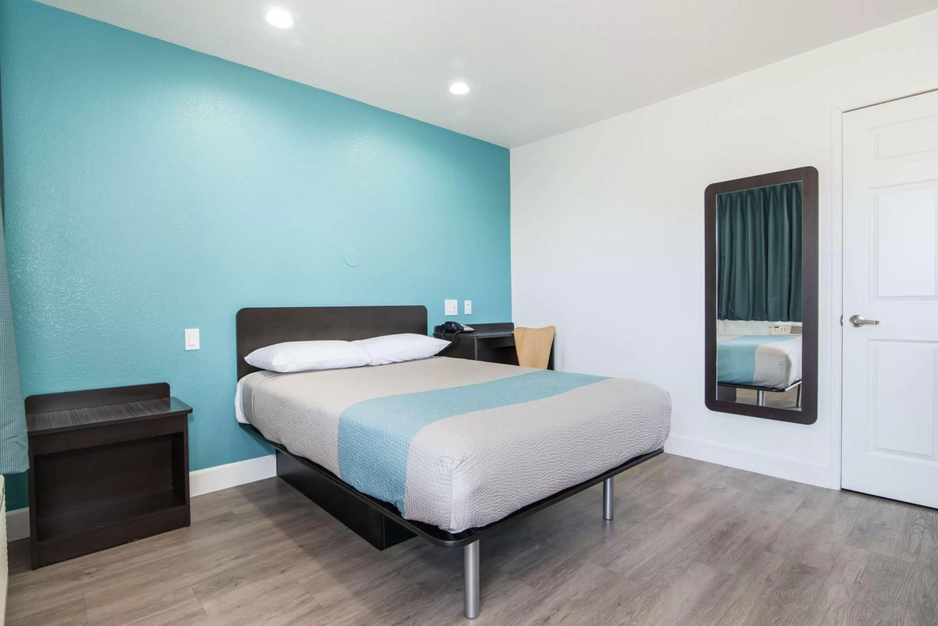 Double Room - Disability Access - Roll In Shower in Motel 6-Moreno Valley, CA - Perris