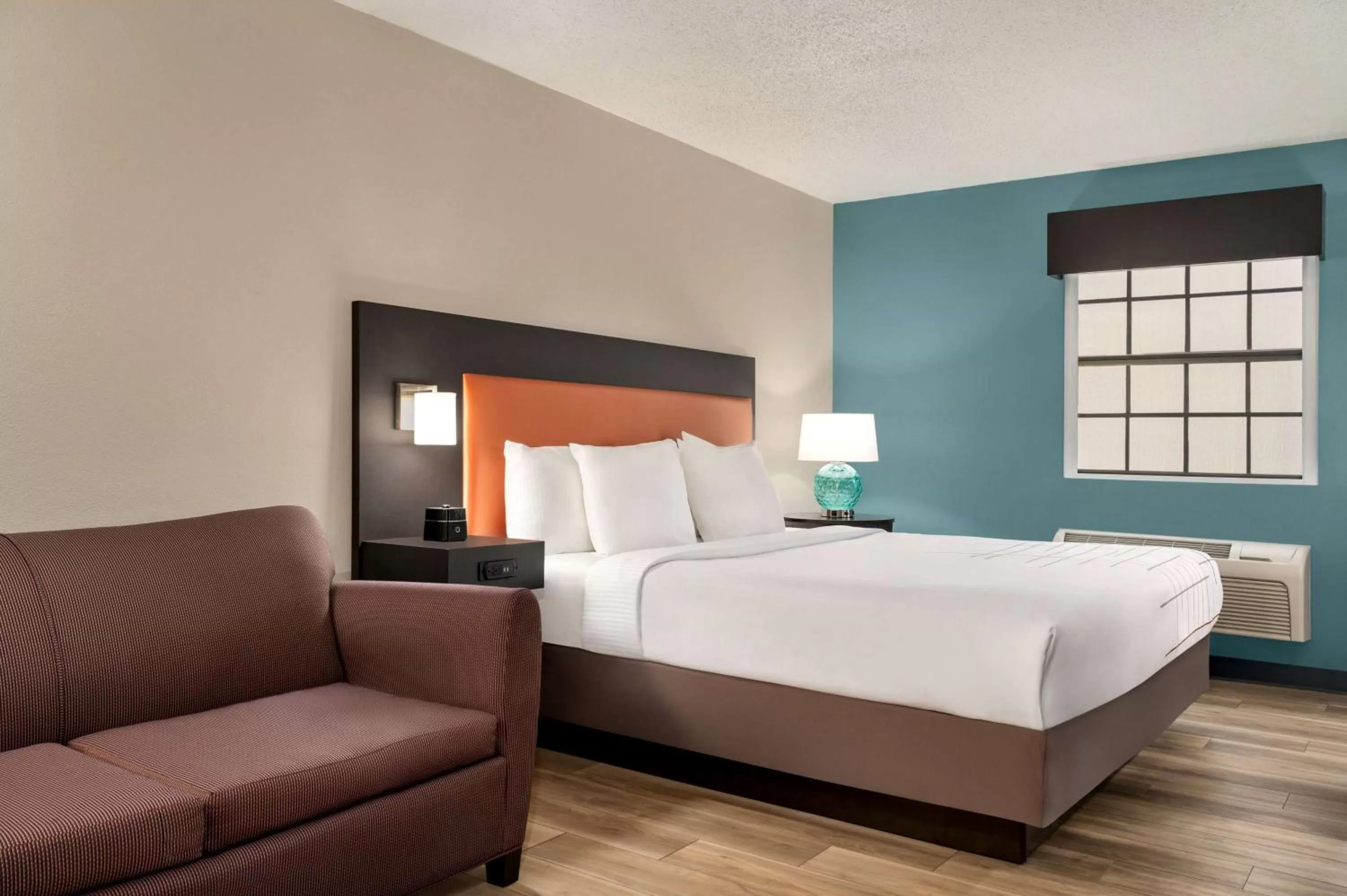 Deluxe King Room in La Quinta Inn by Wyndham Columbus Airport Area