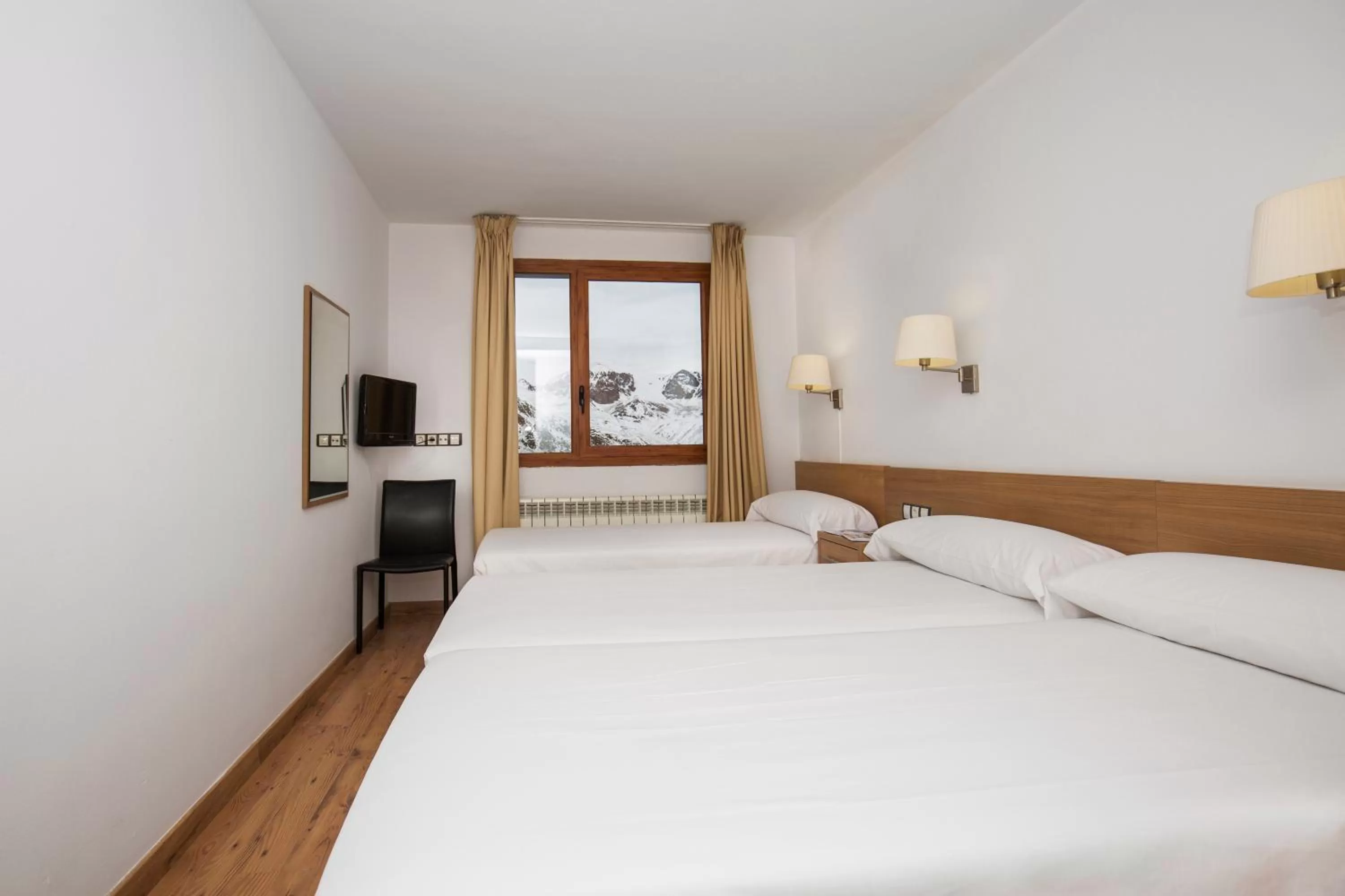 Standard Triple Room in Hotel Catalunya Ski by Nexta