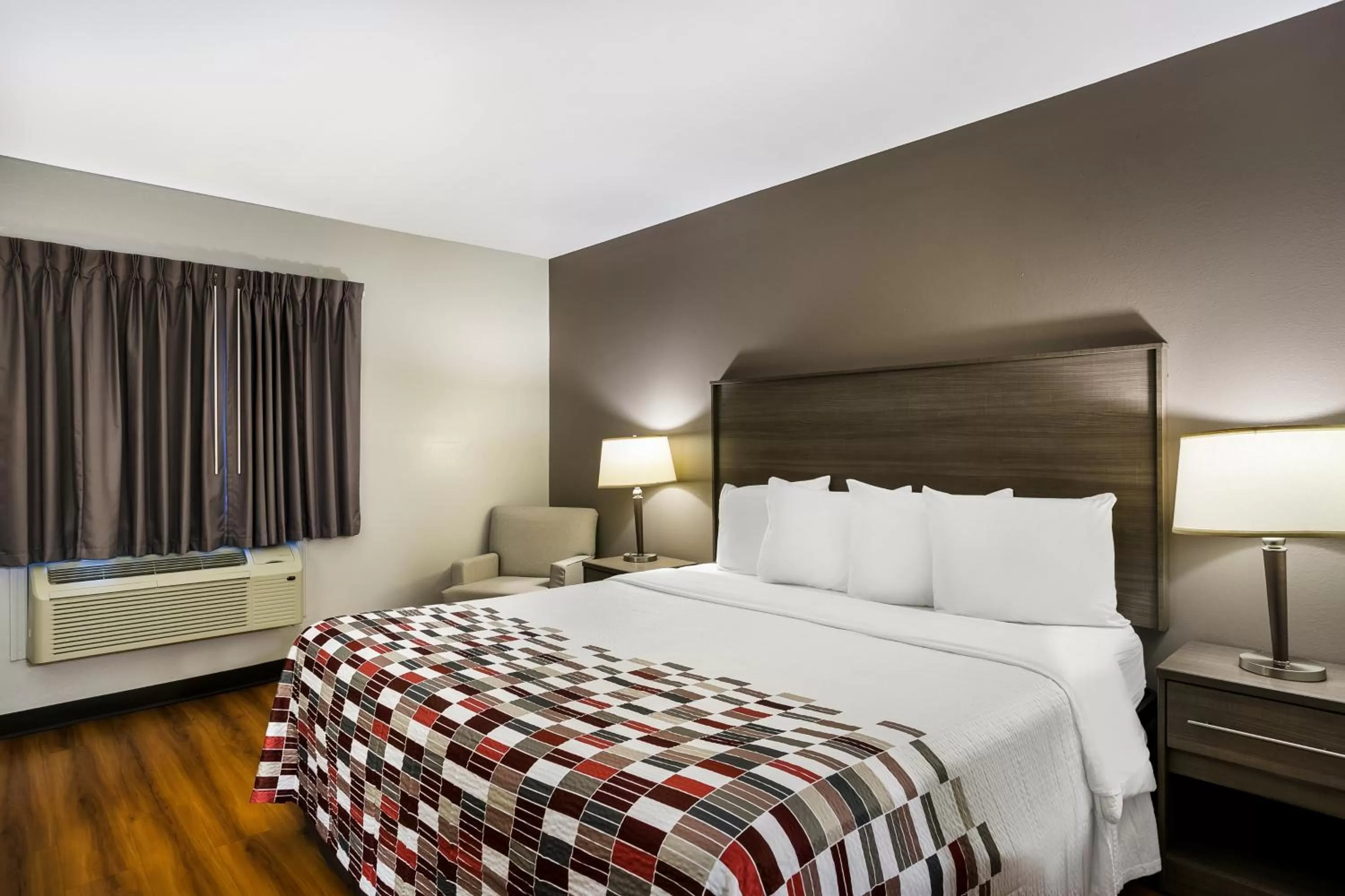 Superior King Room - Disability Access/Non-Smoking in Red Roof Inn Denver