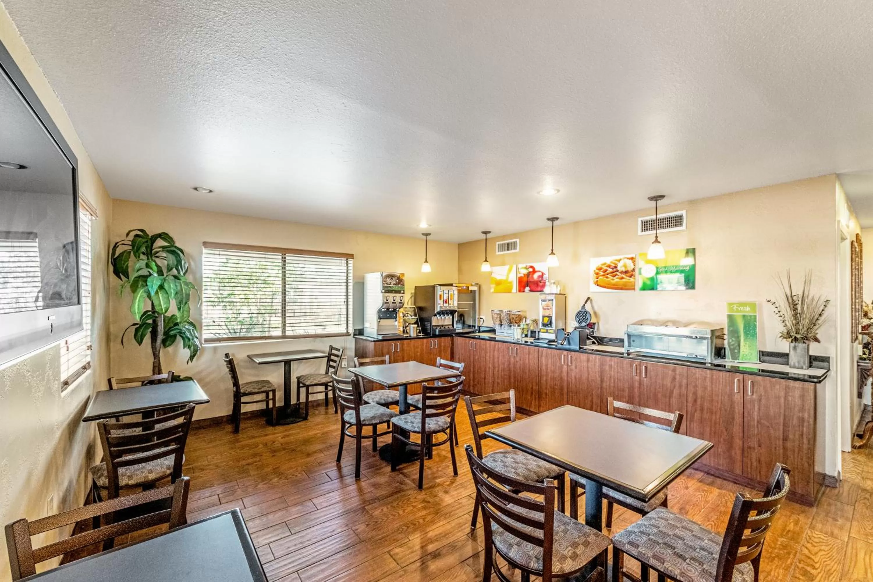 Dining area in Quality Inn Three Rivers
