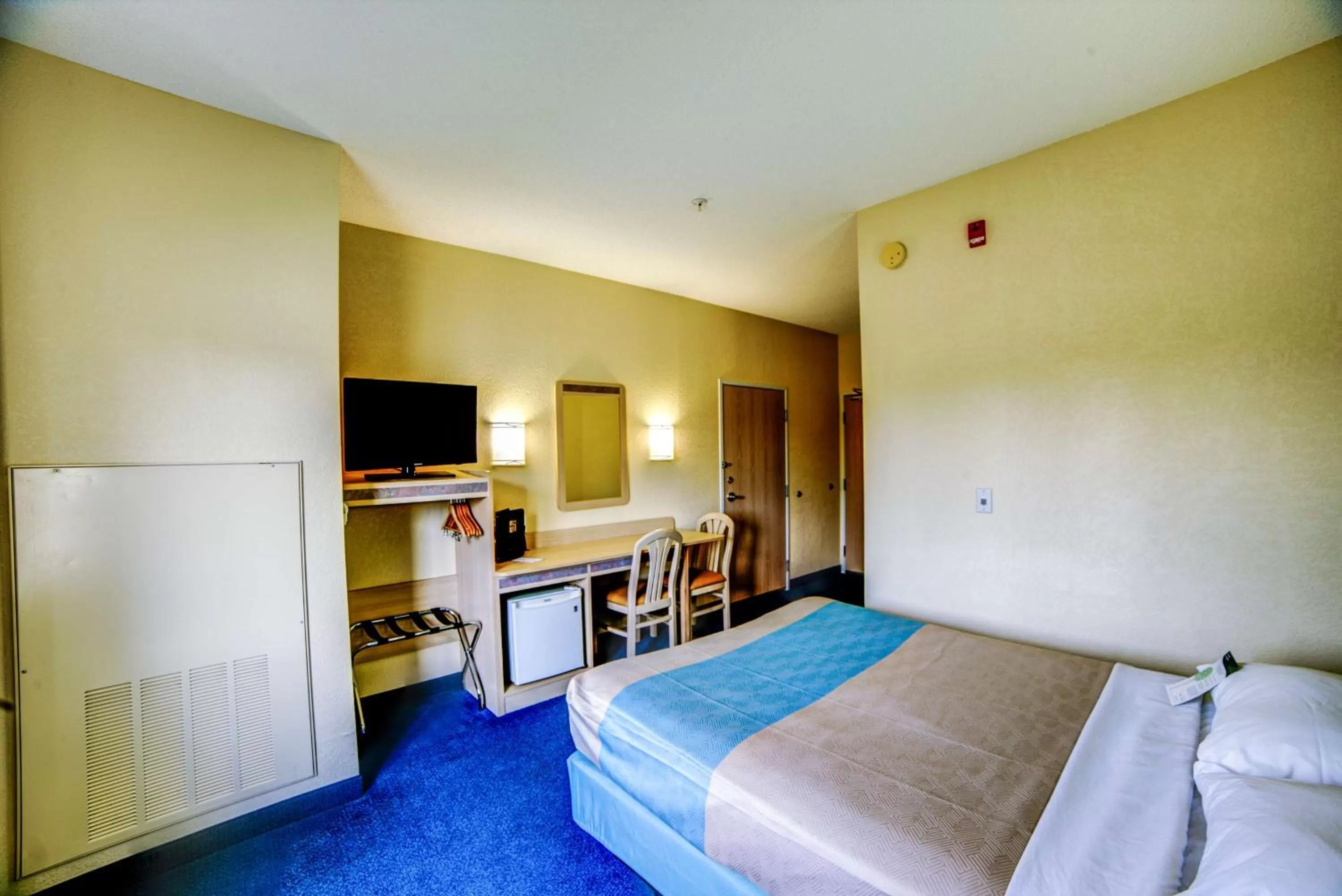 Queen Room - Non-Smoking in Motel 6-Huntsville, ON